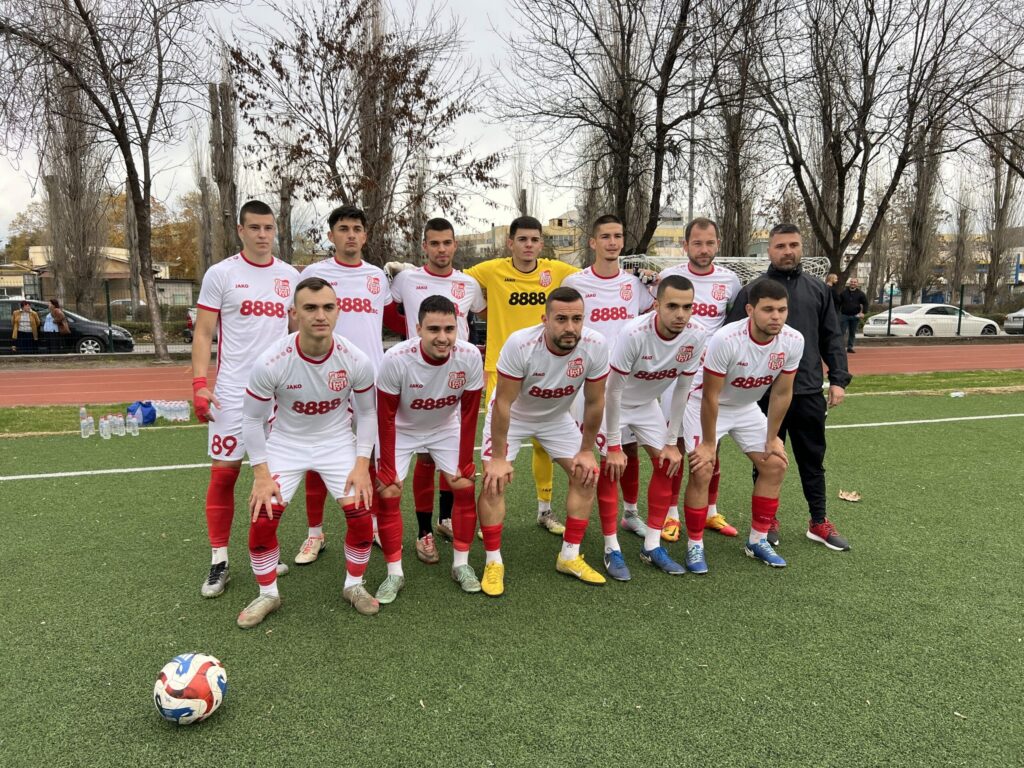 ОФК Хасково триумфира с убедителното 4:0 в областния финал за Купата на Аматьорската лига срещу ФК Хасково. Първенецът в областния шампионат не успя да затрудни съществено възпитаниците на Живко Желев, които записаха пета поредна победа в различните турнири. Още в 14-ата минута Мирослав Илиев откри резултата на стадион "Младост" след подаване на Берай Сунай. Гостите изпуснаха две възможности да удвоят преднината си, а в 25-ата минута ФК Хасково създаде първия си шанс, но гредата помогна на "белите" в днешния двубой. Продължаващата доминация на отбора от Югоизточната Трета лига даде резултат в 40-ата минута, когато Калоян Делчев завърши отлична комбинация между Мирослав Илиев и Берай Сунай. След двете си асистенции, Сунай отпразнува рождения си ден и с два гола. Първият от тях повиши резултата до 3:0 в 52-рата минута, а вторият оформи крайното 4:0 малко преди последния съдийски сигнал. Домакините създадоха две положения, които наложиха намеса на вратаря Георги Милев, който се справи отлично. Освен това, те уцелиха още една греда. След днешния си успех, ОФК Хасково продължава към междуобластните мачове в състезанието, които трябва да излъчат един представител на Югоизточна България. В събота, 22-ри ноември, тимът се завръща към ангажиментите си в Югоизточната Трета лига с гостуване на Родопа (Смолян). Срещата започва в 14:30 часа.