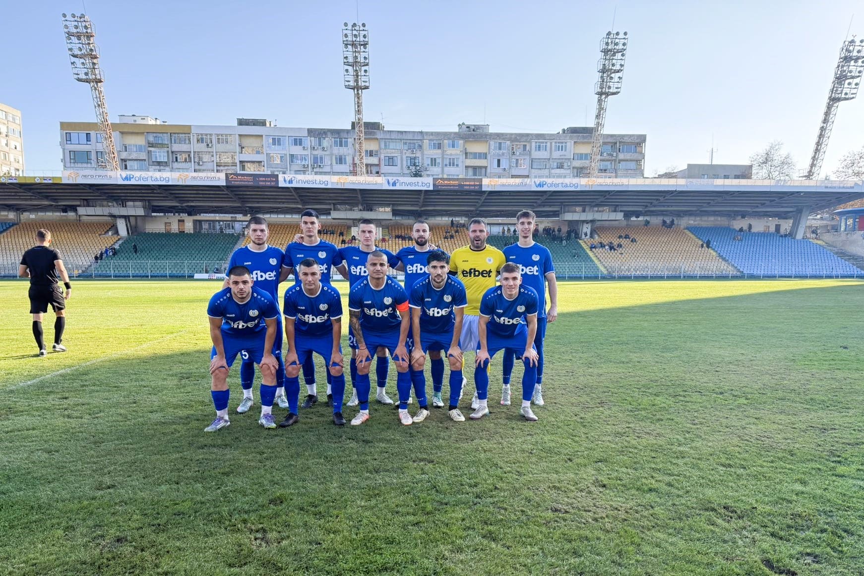 Левски (Карлово) прекъсна серията си от мачове без поражение, след като загуби с 2:4 от Марица (Пловдив) в полуфинал на област Пловдив за Купата на Аматьорската лига. Така "сините" се сбогуват с турнира. Макар че карловци трябваше да домакинстват, след договорка между двата клуба мачът се проведе в Пловдив на изкуственото игрище на Езикова гимназия "Пловдив", където Марица играе някои от мачовете си през последните седмици. Промяната бе направена, за да се запази терена на стадиона на Левски за важен шампионатен мач в събота. В мача Николай Хаджиев отбеляза за Марица в 10-ата минута, но Никола Лалев изравни само седем минути по-късно. Въпреки това, до края на първата част, Марица добави нови два гола. Хаджиев вкара второто си попадение за 2:1, а Илиян Савов увеличи преднината на пловдивчани. Лалев реализира втория си гол в 61-ата минута, намалявайки резултата на 2:3, но в 76-ата минута Георги Петков оформи крайния резултат 4:2 в полза на Марица (Пловдив). За срещата наставникът на "сините" Господин Мирчев призова четирима юноши. Марица също заложи на много млади състезатели. "Гледаме към събота ни. Искаме да се затвърдим в челото на шампионата. Нямаме и футболисти, с които да играем на два фронта. В Бургас отпаднахме физически в края. В мачовете за аматьорската купа играхме само срещу тимове от Трета лига и то от най-силните.", сподели техническият директор на отбора Мирослав Банчевски. В събота, 22-ри ноември, Левски (Карлово) ще приеме втория тим на Локомотив (Пловдив) в последното си домакинство за есенната част от шампионата.