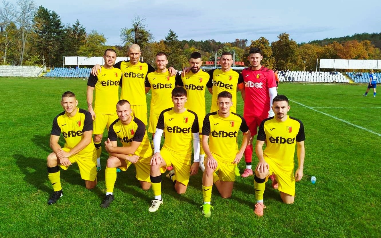 Черноломец (Попово) ще се изправи срещу Устрем (Дончево) като гост в предстоящия кръг на Североизточната Трета лига. През последните 6 сезона, и двата отбора участват постоянно в дивизията, като Черноломец доминира в сблъсъците помежду им. Черноломец има единствената си загуба като гост на 30 октомври 2022 година в мач от 11-ия кръг на сезон 2022/2023 с резултат 1:2. След завръщането на Черноломец в Североизточната Трета лига през сезон 2019/2020, две отбора играли пет мача в Дончево. От тези срещи Черноломец е записал 2 победи, 2 равенства и 1 загуба (въпросната от есента на 2022 година). В общата статистика между двата тима за последните 6 сезона, от 11 изиграни мача, Черноломец (Попово) води с 8 победи, 2 равенства и 1 победа за Устрем (Дончево).