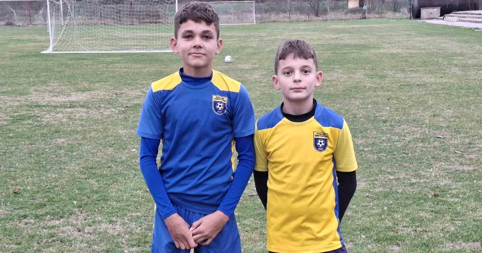 ФК Димитровград 1947 може да се гордее с факта, че двама футболисти от школата на тима получиха своите първи повиквателни за националния отбор. Това са Валентин Добриков и Онур Айдън, които бяха извикани на лагер-сбора на националната селекция до 14-годишна възраст. Лагерът ще се проведе от 24-ти до 26-ти ноември в град Момчилград. Това е огромно признание, както за двамата ни таланти, така и за работата в детско-юношеската школа. Поздравления, момчета!