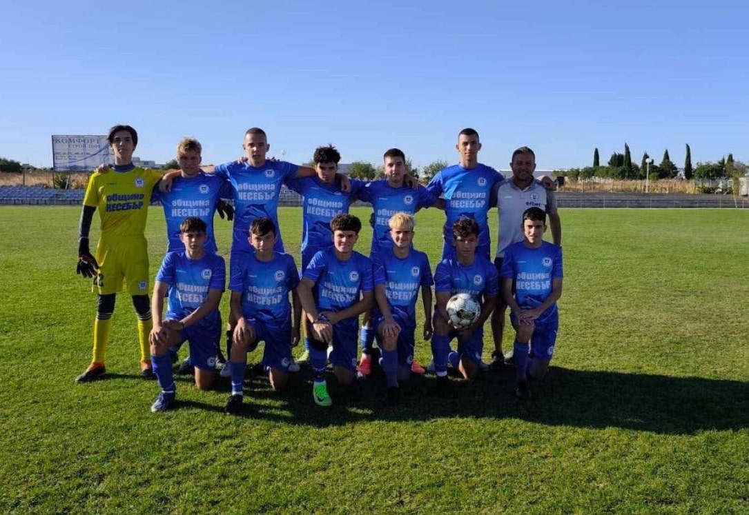 ОФК Несебър постигна впечатляваща победа в шампионата на Междуобластната група – Сливен (старша възраст). Отборът, воден от старши треньора Николай Жечев, надделя като гост над ФК Кортен с убедителното 11:0. Срещата премина под контрола на "делфините", които от самото начало демонстрираха по-висок клас, темпо и организация на играта. Ивелин Илиев отбеляза четири гола, а Панайот Камиларов добави хеттрик. В головото зрелище с по един гол се включиха още Мехмед Мехмед, Анжел Петров, Павел Николов и Олександър Добранов, оформяйки крайното 11:0. С този успех ОФК Несебър има вече 9 точки от началото на сезона след 3 победи и 5 загуби, с голова разлика от 36:31.