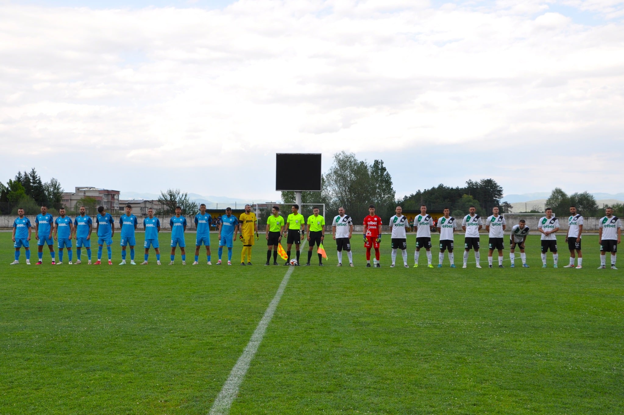 Пирин 1941 (Разлог) ще излезе за втори пореден път като гост в Югозападната Трета лига. Във важен мач от 18-ия кръг на шампионата, "сините" ще се изправят срещу Балкан (Ботевград). Двата отбора се срещнаха в началото на текущото първенство, като тимът от Ботевград успя да постигне минимална победа с 1:0 в Разлог. След изминалите седемнадесет мача, Пирин се намира на 14-то място с актив от 20 точки, докато Балкан има три точки повече и заема осма позиция. Въпреки това, отборът от Ботевград не се нарежда сред най-добрите домакини, отчитайки 4 победи, 3 равенства и 2 загуби на собствен терен. Тимът от Разлог също не бележи успех при гостуванията и е взел едва една четвърт от точките си като гост. Въпреки че Балкан е в серия от две поредни победи срещу Пирин, преди това тимът от Ботевград не беше побеждавал в четири последователни мача, в които Пирин извоюва две победи. В последния кръг, "сините" допуснаха поражение с 0:2 срещу Струмска слава в Радомир, слагайки край на серия от четири мача без загуба. От своя страна, Балкан постигна равенство 3:3 срещу Банско у дома, което увеличи серията им без поражение на шест мача.