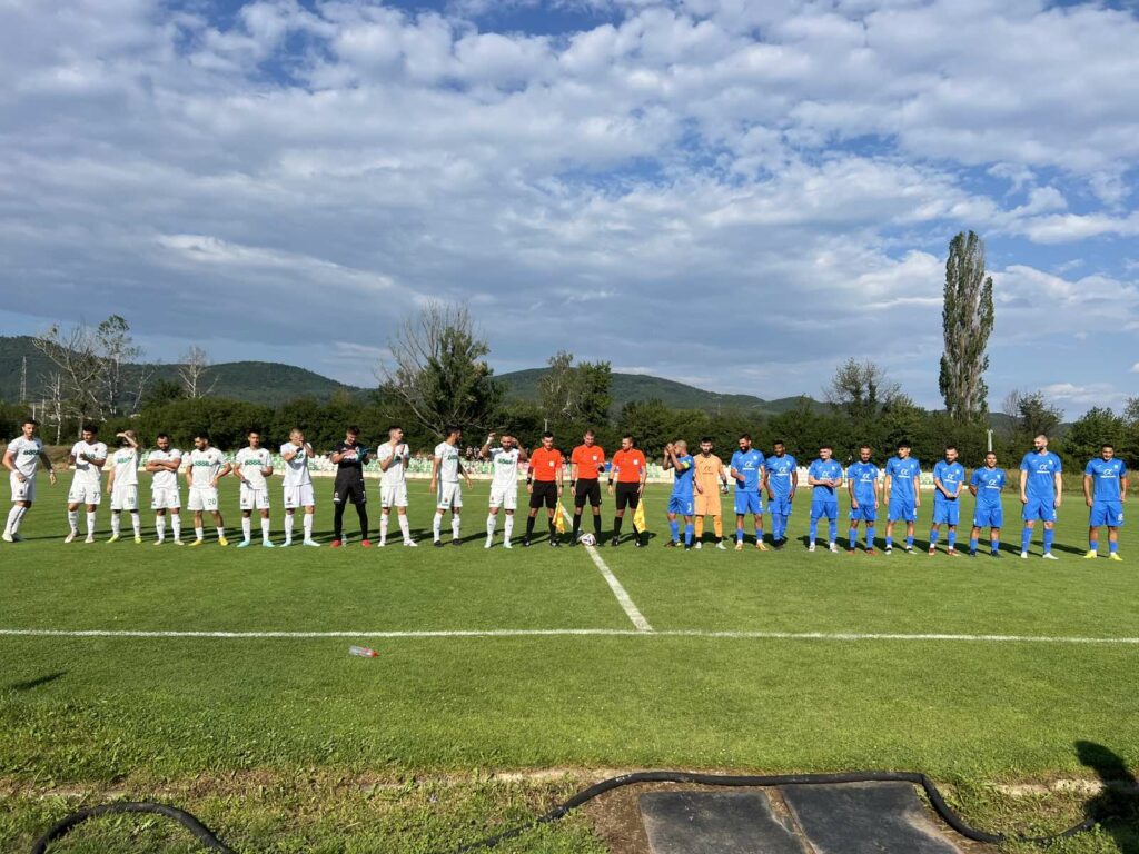 ОФК Костинброд 2012 ще се изправи срещу Ботев (Ихтиман) в мач от 18-я кръг на Югозападната Трета лига. Двубоят ще се проведе в събота, 22 ноември, от 14:00 часа на стадион „Георги Бенковски“ в квартал Маслово. Двата отбора се срещнаха в първия кръг на шампионата, когато Ботев спечели минимално с 1:0, но остана усещането, че новият участник в лигата можеше да постигне повече. Без съмнение сега те ще искат да се реваншират за този резултат. Особено след като в предишния кръг „сините“ записаха дългоочаквана победа на собствен терен, побеждавайки ЦСКА III с 3:2. Едновременно с това, отборът на Ихтиман спечели с 2:1 като гост на Витоша (Бистрица), прекъсвайки серията си от четири поредни срещи без успех. Костинброд няма победа над Ботев (Ихтиман) от април 2022 година, когато постигна успех с 2:1 като гост. Отборът на Найден Спасов обаче е мотивиран да се реваншира пред своите привърженици и въпреки че се изправя срещу четвъртият най-добър гост на шампионата, е решен да увеличи точковия си актив от 20 точки, който го поставя на 13-та позиция във временното класиране.