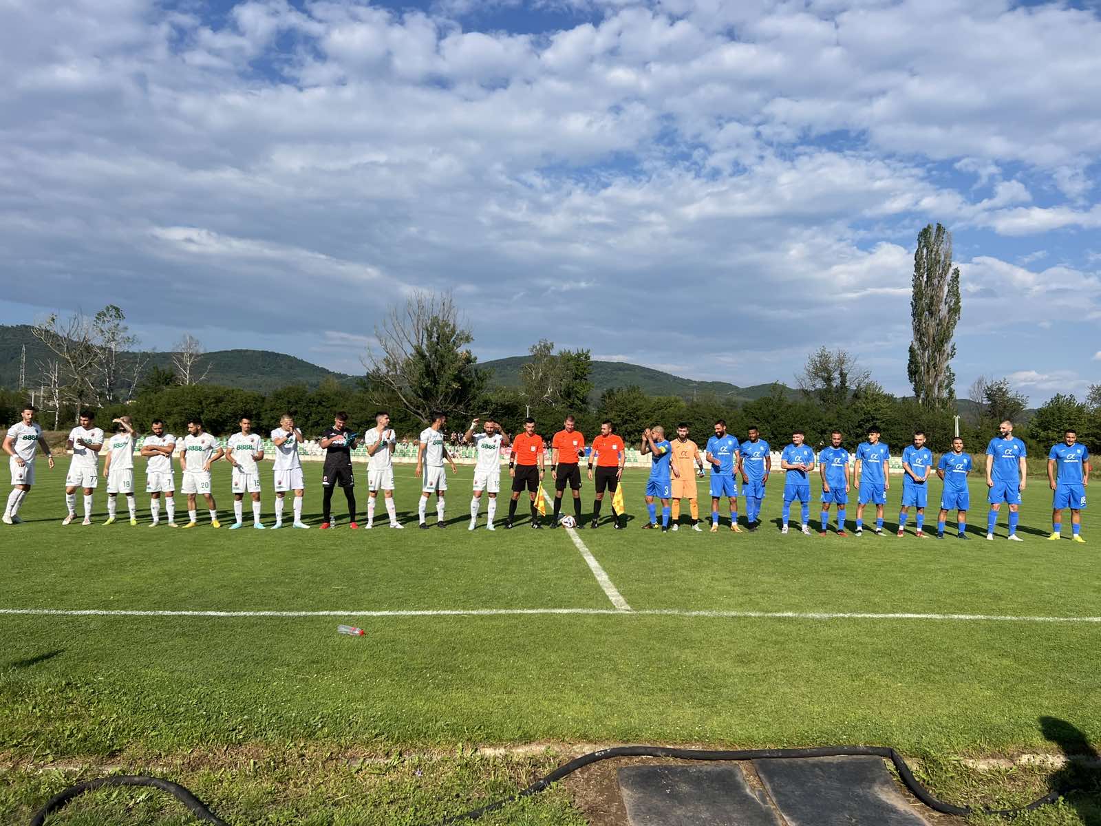 ОФК Костинброд 2012 ще се изправи срещу Ботев (Ихтиман) в мач от 18-я кръг на Югозападната Трета лига. Двубоят ще се проведе в събота, 22 ноември, от 14:00 часа на стадион „Георги Бенковски“ в квартал Маслово. Двата отбора се срещнаха в първия кръг на шампионата, когато Ботев спечели минимално с 1:0, но остана усещането, че новият участник в лигата можеше да постигне повече. Без съмнение сега те ще искат да се реваншират за този резултат. Особено след като в предишния кръг „сините“ записаха дългоочаквана победа на собствен терен, побеждавайки ЦСКА III с 3:2. Едновременно с това, отборът на Ихтиман спечели с 2:1 като гост на Витоша (Бистрица), прекъсвайки серията си от четири поредни срещи без успех. Костинброд няма победа над Ботев (Ихтиман) от април 2022 година, когато постигна успех с 2:1 като гост. Отборът на Найден Спасов обаче е мотивиран да се реваншира пред своите привърженици и въпреки че се изправя срещу четвъртият най-добър гост на шампионата, е решен да увеличи точковия си актив от 20 точки, който го поставя на 13-та позиция във временното класиране.