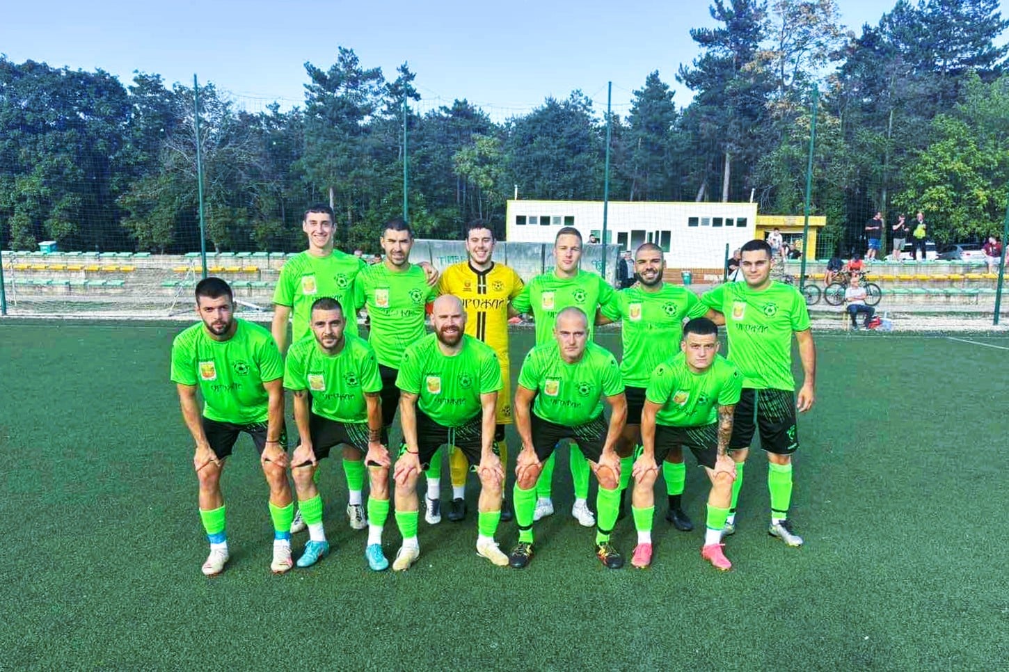 Устрем (Дончево) ще приеме четвъртия в класирането Черноломец (Попово) в мач от 15-ия кръг на Североизточната Трета лига. Срещата е насрочена за събота, 22-ри ноември, от 14 часа и ще се проведе на стадион "Дружба" в Добрич. И двата отбора постигнаха победи в последния кръг на първенството. Устрем разгроми Светкавица Търговище с 5:0 като гост, докато Черноломец триумфира с 2:1 над Волов-Шумен 2007 у дома. За "зелените" това беше втора поредна победа и общо седма от началото на сезона. Възпитаниците на Димитър Димитров имат и 6 загуби в актива си. "Настроени сме за победа. Знаем, че мачът ще е труден, много труден. Има настроение в отбора. Попово е добър отбор, разполагат с играчи, които имат качества и опит, имат и добри млади момчета. Съботата им е малко тежка за гостуване, защото имат някакви липси.", сподели старши треньорът на отбора от село Дончево. Гостите за предстоящата среща изразиха желание да разменят домакинството, но ФК Устрем отказа тази възможност. Интересен факт е, че главен съдия на мача ще бъде младият Цветан Иванов от Шумен, като ще бъде назначен и съдийски наблюдател. През миналия сезон двата тима завършиха наравно 1:1 в домакинството на Устрем, който през настоящата кампания няма равен резултат в мачовете си.