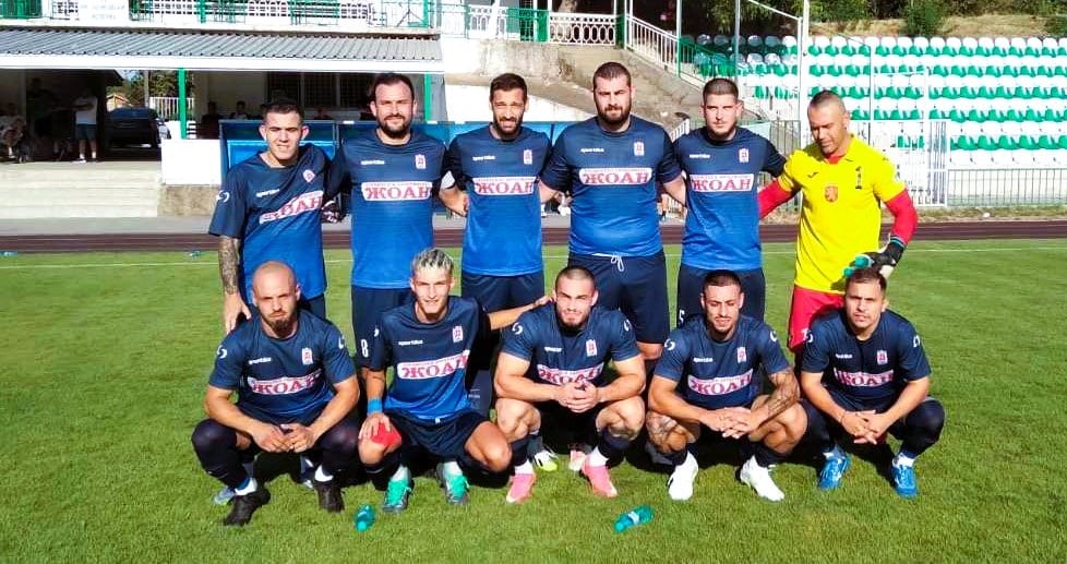 След като почива в миналия кръг, Доростол Силистра ще приеме новака Олимпик (Варна) в предпоследното си домакинство за есенния дял на сезон 2025/26 в Североизточната Трета лига. Срещата е насрочена за събота, 22-ри ноември, от 14:00 часа. Това ще бъде първата историческа среща между двата отбора. Силистренци заемат седма позиция в класирането с 21 точки, докато Олимпик е на 12-то място с 8 точки по-малко. Отборът, воден от Деян Дечев, завърши наравно 0:0 срещу Ботев (Нови пазар) в предишния си мач, като загуби двама от своите лидери по време на срещата. Напомняме, че поради наказания срещу Олимпик няма да играят Павел Стоев, Николай Николаев и Ивелин Василев. Варненци се намират в серия от три поредни загуби и имат само една победа като гост след влизането си в третото ниво на българския футбол.