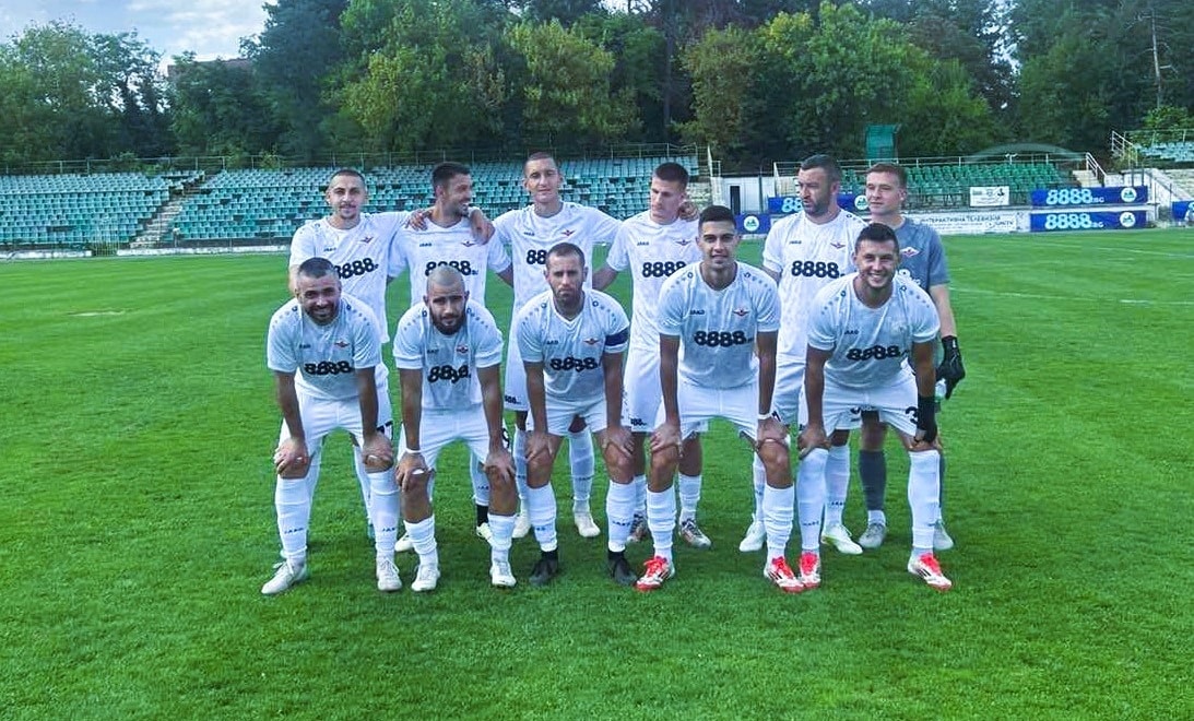 Септември (Симитли) ще пътува за среща с отбора на Славия II (София) в мач от 18-ия кръг на Югозападната Трета лига. Мачът ще се проведе в събота, 22-ри ноември, от 14:00 часа на помощния терен на стадион "Александър Шаламанов" в София. Септемврийци започнаха сезона именно срещу този съперник, като тогава победиха с 2:0 у дома. Този успех е една от петте победи на отбора досега. С 21 точки възпитаниците на Спас Стоименов се намират на 11-то място в класирането. Дубълът на Славия заема 6-та позиция с 27 точки, след като постигна 8 победи, 3 равенства и претърпя 6 загуби. В последния кръг столичани разгромиха Сливнишки герой (Сливница) с 4:0 в домакински мач, докато Септември (Симитли) загуби с 0:1 срещу ФК Кюстендил в много оспорван двубой. През миналия сезон двата отбора завършиха наравно 2:2 в София.