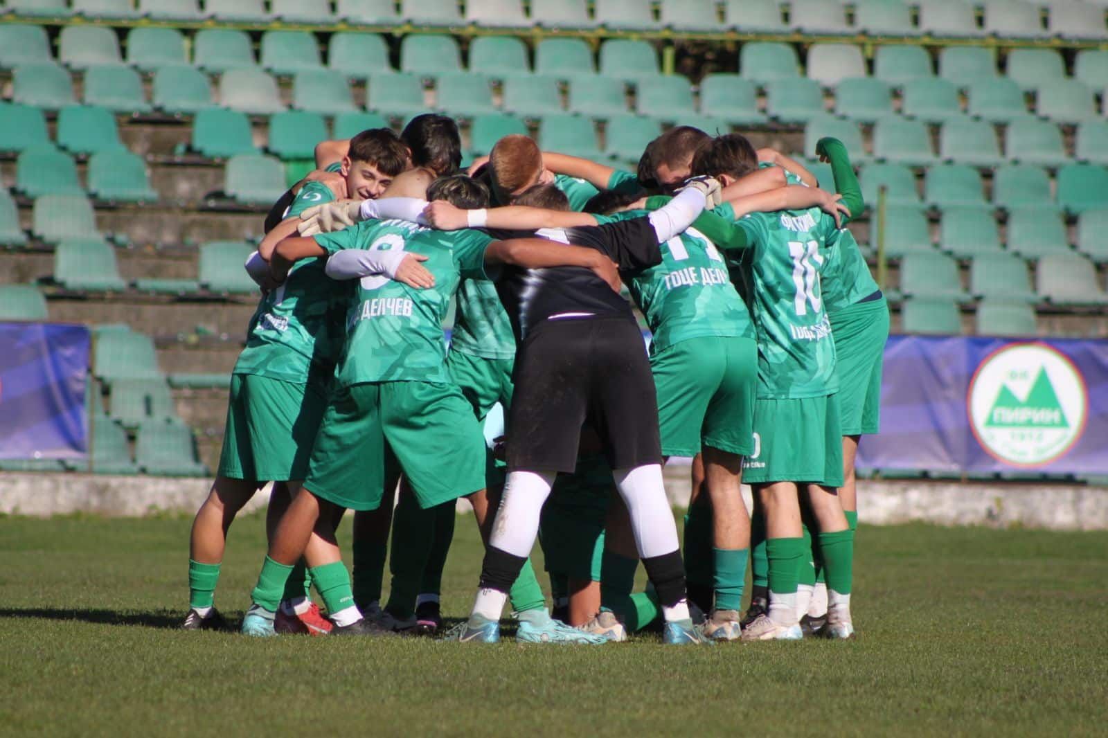 Юношите младша възраст (U17) на Пирин (Гоце Делчев) постигнаха поредна победа, този път с 3:2 при гостуването си на Велбъжд в Кюстендил в отложен мач от по-рано през сезона. За тима, воден от старши треньора Виктор Шишков, има още един отложен мач - срещу лидера Кюстендил, който по програма ще се състои в неделя (23 ноември) отново в Кюстендил. Успехът срещу Велбъжд бе съпътстван от доста странични фактори, с които едва ли домакините могат да се гордеят. Вербалната атака от трибуните (включително и на родители) бе най-малкото... Съдиите дадоха и 10 минути добавено време. Но и това не пречупи нашите момчета, които се поздравиха с успеха.