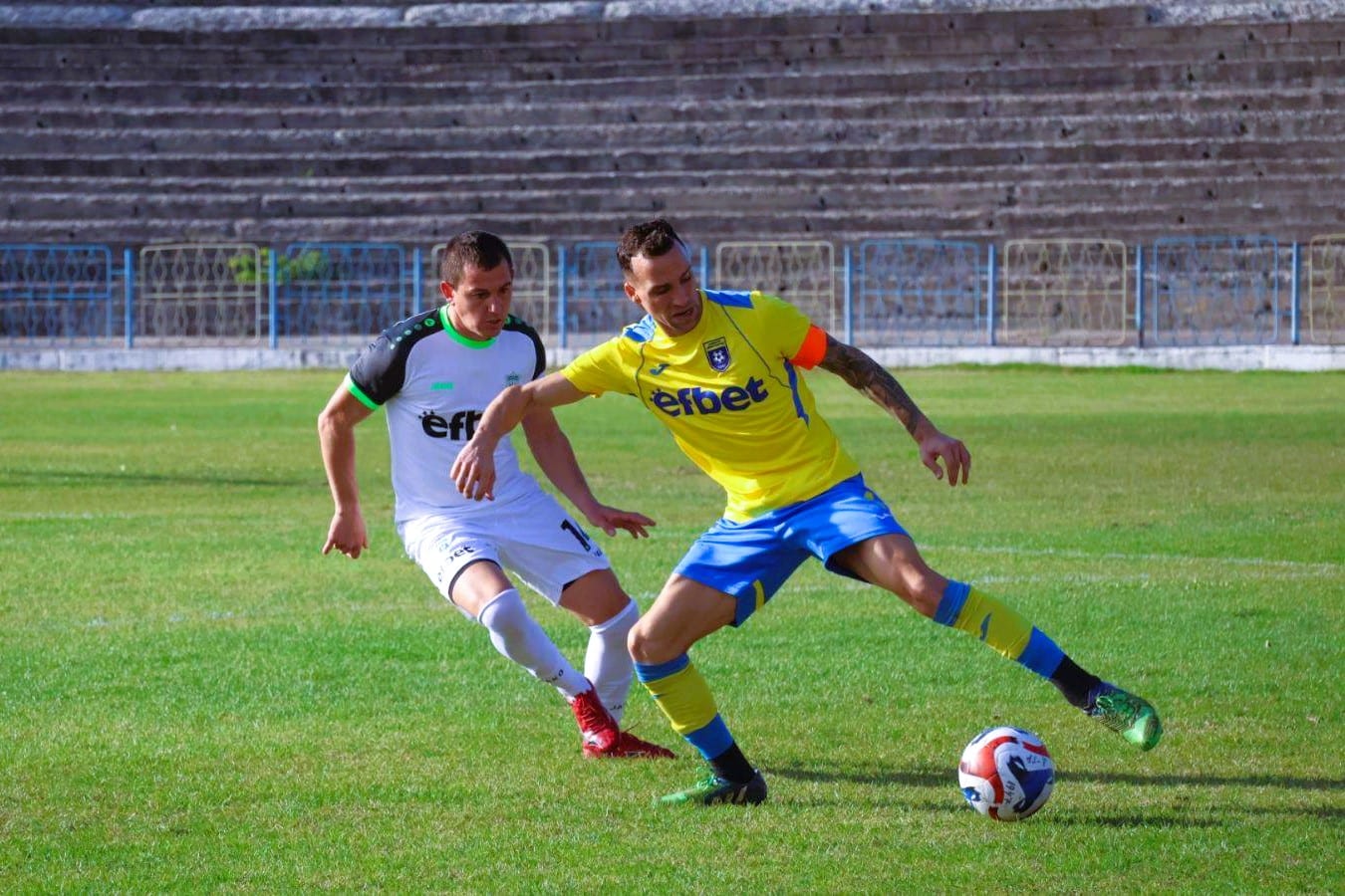 ФК Димитровград 1947 ще изиграе последното си гостуване за 2025 година. В този мач тимът ще се изправи срещу силния Гигант (Съединение). Двубоят от 18-ия кръг на Югоизточната Трета лига е насрочен за събота, 22-ри ноември, от 14:30 часа. Димитровградчани влизат в мача от 17-ата позиция с актив от 13 точки - с 2 повече от първия отбор в зоната на изпадащите. Гигант заема деветото място с 23 точки. Като гости "жълто-сините" са спечелили само две точки в осем мача, като в последните три визити не са отбелязали гол и са претърпели две загуби. Междувременно Гигант се представя добре като домакин и е взел 18 от своите 23 точки у дома, с 6 победи и 3 загуби. През миналия сезон Димитровград загуби с 1:3 в Съединение. Сега отборът ще пътува с редица отсъстващи футболисти поради контузии.