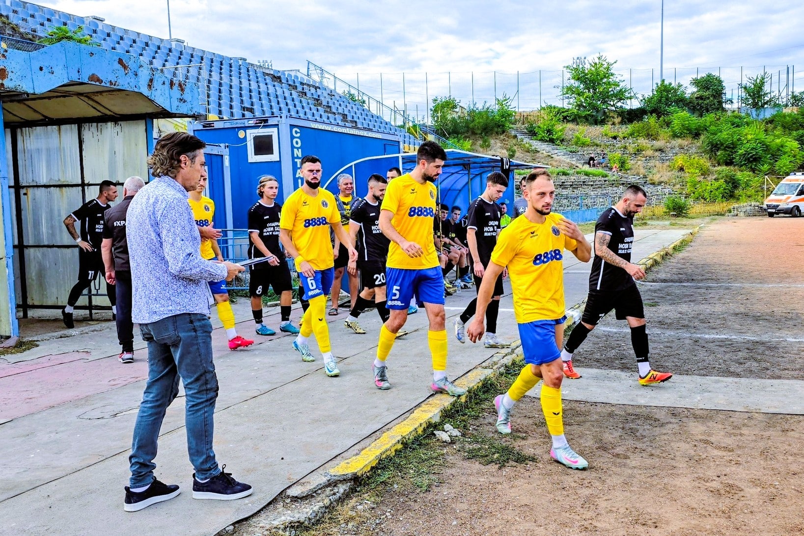 Мачът на Волов-Шумен 2007 срещу Бенковски (Исперих) беше отложен по-малко от 24 часа преди провеждането му. Срещата от 15-ия кръг на Североизточната Трета лига беше насрочена за утре, 22 ноември, от 14:00 часа на стадион "Панайот Волов" в Шумен. С решение на Зоналния съвет на БФС във Варна мачът няма да се състои поради предоставяне на медицински бележки за заболяване на 12 играчи от Бенковски. Ето какво сподели президентът на Волов-Шумен 2007 Иван Станчев по случая: "По-рано днес получих обаждане от президента на тима от Исперих, господин Крачунов, който ме помоли срещата да бъде отложена, тъй като 6-7 футболисти от отбора му са болни. Аз му обясних, че тези неща ги оставям в ръцете на спортно-техническия щаб, защото хората в него са по-компетентни и те могат да вземат подобно решение. Помолих го да се свърши с треньора или помощник-треньора ни. Нямам представа дали са се свързали, тъй като имах доста лични ангажименти. В по-късен етап, след около час, час и половина, ми се обадиха от Зоналния съвет, че от 6-7 болните футболисти са станали вече 12. Може би от ръководството на Бенковски (Исперих) са мислили, че за толкова състезатели може да се отложи мач, но явно са получили компетентен съвет, че играчите трябва да са 12, за да имат право да поискат отлагане. С това действие аз разбира, че набързо са се разболяли още 5-6 души, за да станат 12. Проблемът не е в отлагането на срещата, а в това, че става много изненадващо. Ние се готвим усилено цяла седмица, а изведнъж рязко се разболяват 12 души. По наша информация имат някой друг контузен и някой друг болен от основните играчи. В първия разговор по темата господин Крачунов ми каза: "Нека да изиграем един хубав мач с повече здрави футболисти, а не да идват да играят някои млади и да не се получат така нещата". Дори бях съгласен на такъв компромис, макар че повечето отбори биха им казали да играят с това, с което разполагат. Припомням, че през лятото искахме да отложим срещата за Купата на България с тях, защото ни липсваха двама от най-основните футболисти – Румен Николов, който беше на изпит за лиценз в София и Цветан Илиев, който беше ангажиран с работата си като учител. Тогава те бяха категорични, че няма да отложим този мач. Ние сега бяхме готови да се съобразим с тях. Но това, което се случи, 12 души рязко да се разболеят, смятам, че граничи със самолетна катастрофа или с някаква мълния да ги е ударила едновременно. Нещо такова си го представям. Разбира се, логично беше да поискам да проверим достоверността на тези бележки, но от БФС ми отговориха, че нямат право да дават сведения и информация за другите отбори. В такъв случай, не мога ли да накарам един лекар да напише 12 бележки, че футболистите са болни? Би трябвало това да го има в лекарския дневник. Аз не казвам, че това не е така, но бихме желали да видим достоверността на документите. Това ни беше отказано, но съм решил и смятам да си потърся правата през юридическата страна на нещата. Смятам, че това е напълно логично. Да не ме разбират погрешно. Не търся служебна победа. Аз искам този мач да се играе. Но искам да разбера как се случва това точно 12 играчи да са болни, а не 1-2 по-малко, заради които няма как да се отложи срещата. Също така ми е интересно защо не се свързаха с нас вчера или предния ден, в който са видели, че имат 6-7 болни футболисти, а го правят по-малко от 24 часа преди мача? Защо се свързват първо с нас, след което намират бележки за 12 души, понеже са посътветвани от някого, за да могат да спазят правилника?"