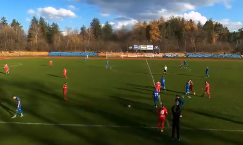 Футболният клуб Банско претърпя загуба с резултат 1:2 срещу лидера Рилски спортист в мач от 18-ия кръг на Югозападната Трета лига. Домакините от Самоков откриха резултата с гол на Георги Божилов от дузпа в края на първото полувреме. Така първото полувреме завърши при резултат 1:0 в полза на домакините. В 55-ата минута Рилски спортист удвои преднината си с попадение на Доковски. След далечен удар, вратарят Абди Абдиков не успя да се намеси добре и изпусна топката, което позволи на Доковски да я изпрати за втори път във вратата на "козлите". Банско върна интригата в двубоя след гол на Георги Фикийн. Гостите организираха добре изпълнена атака и след дълго подаване от тяхното поле, топката беше продължена с глава към Фикийн, който се справи с отбраната на домакините и реализира за 1:2. В следващия и последен мач за есента, ФК Банско ще бъде домакин на друг от челниците - Витоша (Бистрица).