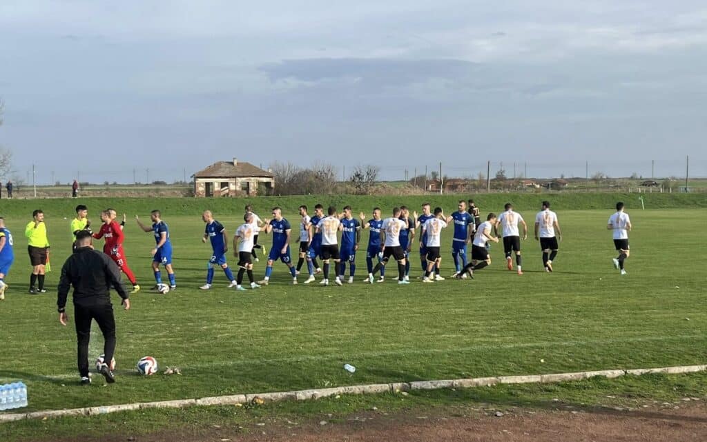 Футболният клуб Раковски претърпя загуба с 2:4 като гост на Ямбол в мач от 18-ия кръг на Югоизточната Трета лига, проведен в град Стралджа. Отборът на Раковски започна мача по отличен начин и още в началните минути откри резултата с 1:0 след чудесна комбинация между Георги Балджийски и Петър Атанасов, завършена с гол на Петър Атанасов. След гола, домакините от Ямбол увеличиха темпото и създадоха няколко опасни положения пред вратата на Раковски, като две от тях бяха реализирани, обръщайки резултата в тяхна полза на 2:1. Малко преди края на първото полувреме, Петър Атанасов се разписа от пряк свободен удар и изравни резултата на 2:2, при което двата отбора се оттеглиха на почивка. В края на първото полувреме капитанът Георги Загорчев получи контузия и бе заменен от Марин Димитров. Втората част на мача започна с двуостра игра и положения пред двете врати, но с лек превес на домакините. Ямбол успя да отбележи след ъглов удар, повеждайки с 3:2. Раковски отговори силно и увеличи натиска. Николай Панчев дори вкара гол, но попадението беше отменено заради игра с ръка в началото на атаката. В последните минути, след разбъркване в наказателното поле, играч на Ямбол оформи крайното 4:2. Състав на ФК Раковски: Милко Баданов, Теодор Гишин, Ангел Чонков, Денислав Куртев, Георги Загорчев (к), Пламен Койрушки, Стефан Петков, Петър Атанасов, Валери Домовчийски, Георги Балджийски, Валентин Маджарски.