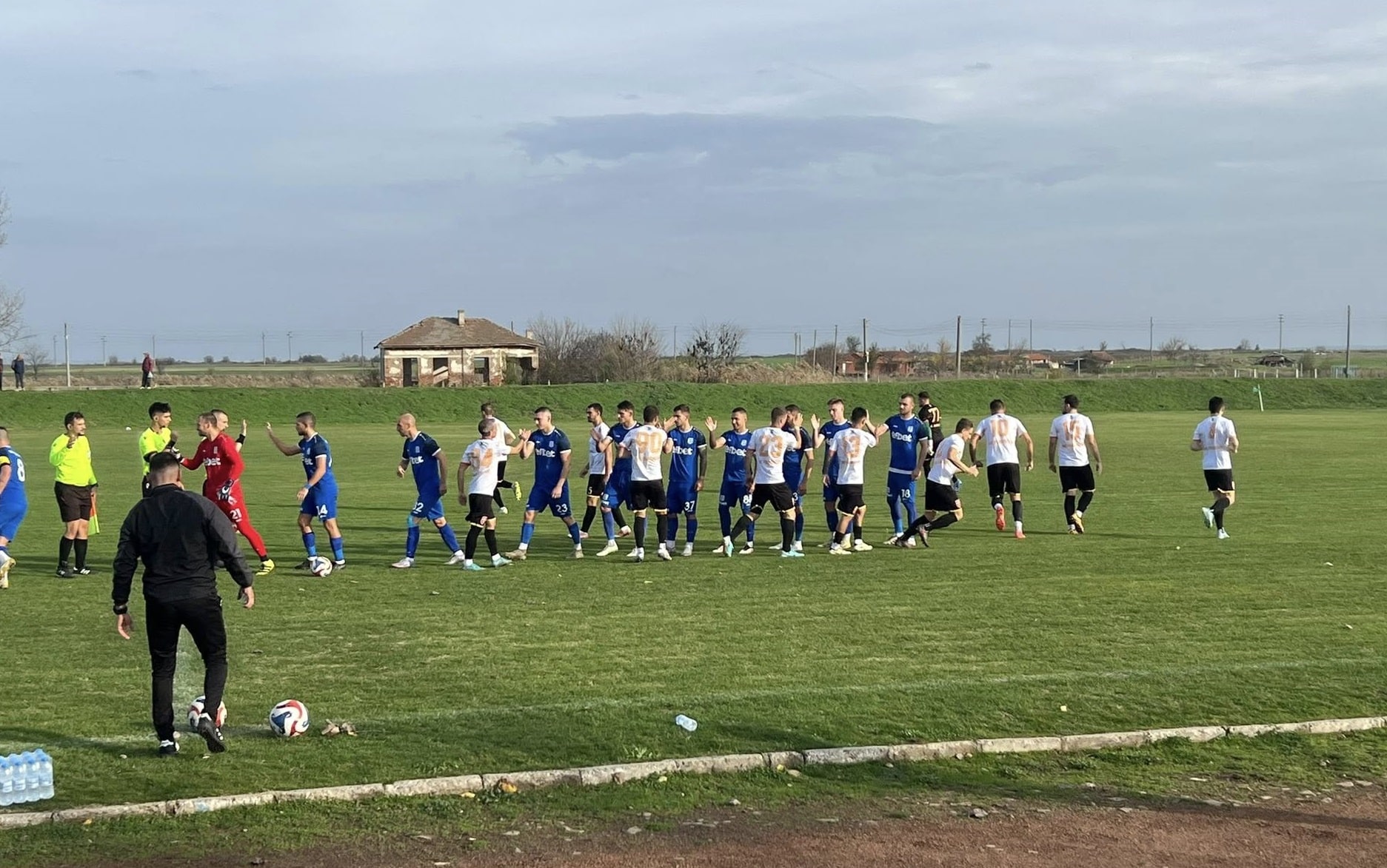 Футболният клуб Раковски претърпя загуба с 2:4 като гост на Ямбол в мач от 18-ия кръг на Югоизточната Трета лига, проведен в град Стралджа. Отборът на Раковски започна мача по отличен начин и още в началните минути откри резултата с 1:0 след чудесна комбинация между Георги Балджийски и Петър Атанасов, завършена с гол на Петър Атанасов. След гола, домакините от Ямбол увеличиха темпото и създадоха няколко опасни положения пред вратата на Раковски, като две от тях бяха реализирани, обръщайки резултата в тяхна полза на 2:1. Малко преди края на първото полувреме, Петър Атанасов се разписа от пряк свободен удар и изравни резултата на 2:2, при което двата отбора се оттеглиха на почивка. В края на първото полувреме капитанът Георги Загорчев получи контузия и бе заменен от Марин Димитров. Втората част на мача започна с двуостра игра и положения пред двете врати, но с лек превес на домакините. Ямбол успя да отбележи след ъглов удар, повеждайки с 3:2. Раковски отговори силно и увеличи натиска. Николай Панчев дори вкара гол, но попадението беше отменено заради игра с ръка в началото на атаката. В последните минути, след разбъркване в наказателното поле, играч на Ямбол оформи крайното 4:2. Състав на ФК Раковски: Милко Баданов, Теодор Гишин, Ангел Чонков, Денислав Куртев, Георги Загорчев (к), Пламен Койрушки, Стефан Петков, Петър Атанасов, Валери Домовчийски, Георги Балджийски, Валентин Маджарски.