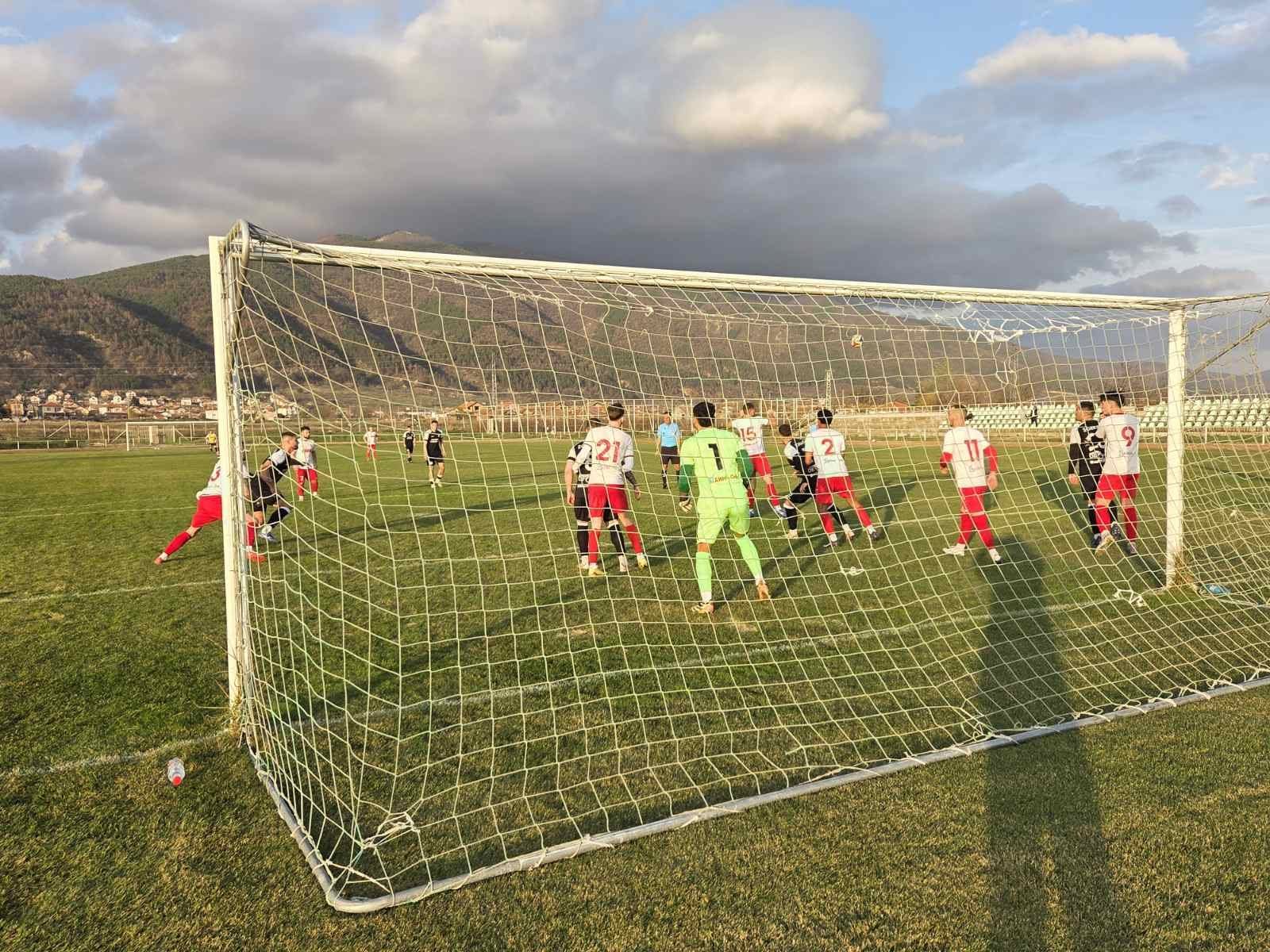 Асеновец допусна загуба с 0:4 като гост на Загорец (Нова Загора) в мач от 17-ия кръг на Югоизточната Трета лига, който е предпоследен за есенния полусезон. Старши треньорът на Асеновец, Манол Георгиев, се сблъска с много кадрови проблеми. Той не можеше да разчита на Атанас Зехиров, Славчо Шоколаров, Денис Гиведжов и Мюмюн Халил, като някои от основните играчи останаха на резервната скамейка. Домакините решиха изхода на двубоя още през първото полувреме, когато отбелязаха всичките четири попадения. Стоян Иванов откри резултата в 3-ата минута. В 38-ата минута Николай Георгиев покачи резултата на 2:0. В рамките на само три минути, Даниел Стефанов реализира два гола, съответно в 41-ата и 44-ата минута, оформяйки крайното 4:0.