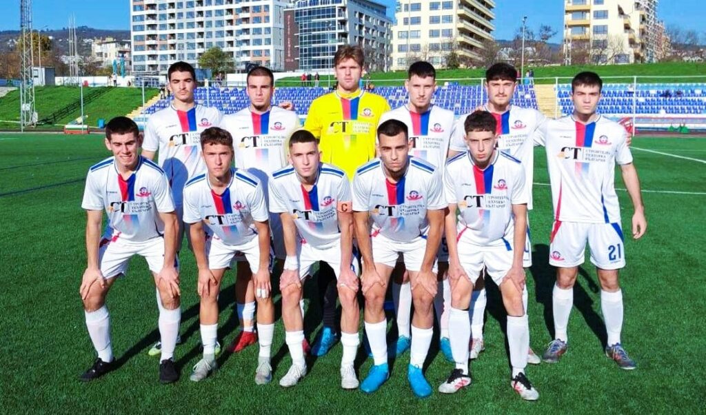 Олимпик (Варна) постигна впечатляващ обрат от 0:2 до 3:2 в гостуването си на Доростол Силистра в среща от 15-ия кръг на Североизточната Трета лига. Домакините поведоха в 25-ата минута след спорна дузпа, а в 33-ата увеличиха преднината си с гол след ъглов удар. В края на първото полувреме младите футболисти от Варна възстановиха интригата благодарение на Светлозар Попов, който засече с глава центриране от свободен удар и намали на 1:2. През второто полувреме гостите отбелязаха още два гола. Михаел Николов изравни в 75-ата минута след бърза контраатака. Само 7 минути по-късно играч на Доростол си вкара автогол след центриране от корнер. С този успех Олимпик прекъсна серията си от три поредни загуби и общо четири мача без победа. Следващият кръг Олимпик (Варна) почива, а на 6-ти декември отборът ще приеме последния в класирането Светкавица (Търговище), с което ще завърши 2025 година.