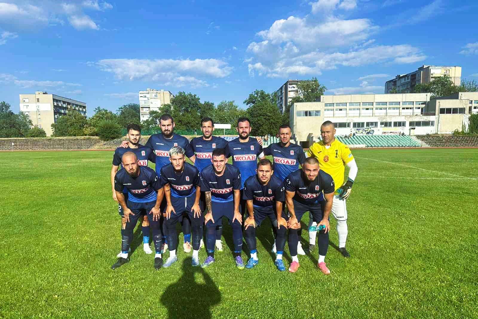 Отборът на Доростол Силистра претърпя поражение с 2:3 от Олимпик (Варна) в мач от 15-ия кръг на Североизточната Трета лига. След като през миналия уикенд нямаше насрочен мач, тимът от Силистра започна силно и поведе с 2:0 в първото полувреме на стадион "Луи Айер" в крайдунавския град. Точни за домакините бяха Георги Димитров с гол от дузпа в 21-ата минута и Даниел Желев в 39-ата минута. В края на първата част гостите успяха да върнат едно попадение, а през второто полувреме добавиха още два гола, постигайки пълен обрат. С тази загуба Доростол прекъсна серията си от почти месец без поражение, но все още се намират в първата половина на класирането. Добрата новина за силистренци е завръщането на голмайстора Ивелин Василев, чиято санкция беше намалена. В следващия кръг Доростол ще гостува на последния в класирането Светкавица (Търговище).