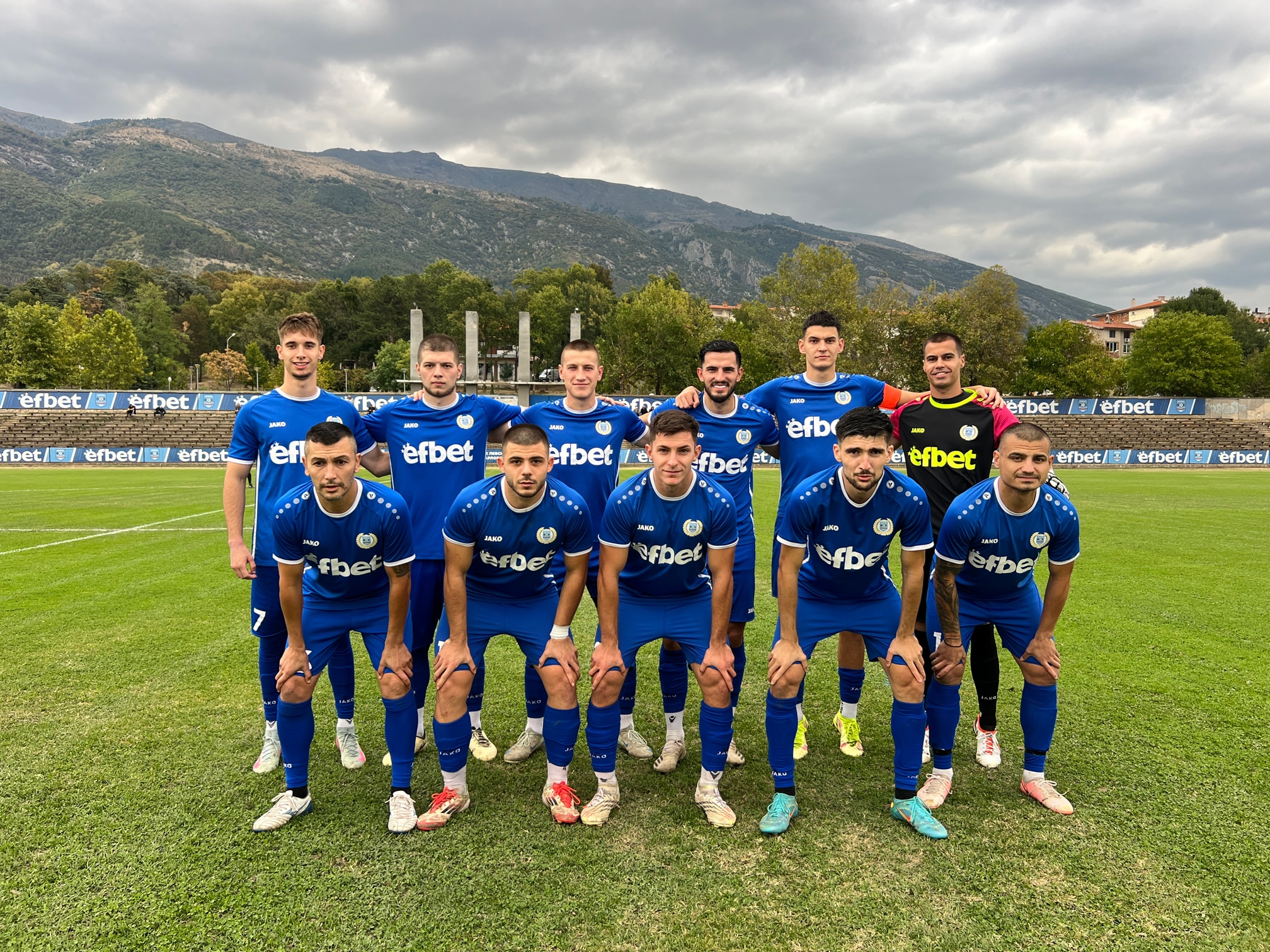 Левски (Карлово) ще зимува на трето място в Югоизточната Трета лига, след като спечели с 2:1 над Локомотив II (Пловдив) у дома и затвърди своята позиция. Дубълът на "смърфовете" успя да затрудни домакините, като поведе в резултата на почивката в двубоя от 18-ия кръг на шампионата. След почивката обаче, екипът от Карлово успя да обърне мача. Никола Лалев изравни в 54-ата минута, а само три минути по-късно Рангел Игнатов изведе Левски напред. Гостите завършиха срещата с човек по-малко. "Нямаше свежест през първото полувреме, загуби ни се бързината заради мачовете за аматьорската купа. Не играхме добре през първите 45 минути, но през второто полувреме се вдигнахме и за три минути обърнахме. Имахме и ситуации да вкараме още голове. Получи се много здрав мач. Теренът не беше от най-добрите, беше много мек. Съперникът беше доста сериозен с много добри и тренирани футболисти, но успяхме да ги победим.", каза след мача техническият директор на "сините" Мирослав Банчевски. Този обрат бе първият за Левски този сезон, който досега не беше печелил мач, в който е допуснал първия гол. "Хората се зарадваха, обърнахме мача. Не го бяхме правили скоро. Всичко завърши добре.", завърши Банчевски. В последния кръг за този полусезон карловци гостуват на ОФК Хасково.