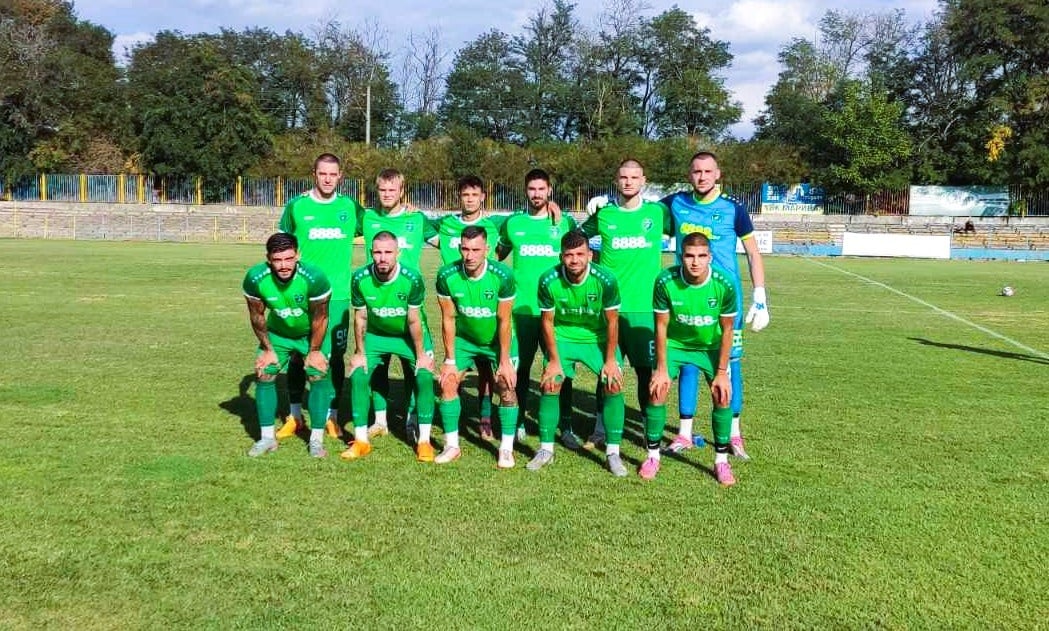 Отборът на Секирово (Раковски) понесе минимална загуба с 0:1 в гостуването си на Созопол в среща от 18-ия кръг на Югоизточната Трета лига. Още в началото на мача, в 30-ата секунда, имаше грубо нарушение от страна на играч на домакините, което остана ненаказано от главния съдия Иван Петров. В петата минута беше отменен чист гол на "секирите", които създадоха още две добри възможности до 20-ата минута и можеха да поведат в резултата. Дотогава гостите вече бяха получили три жълти картона за действията си, докато домакините останаха без санкции въпреки грубите нарушения по време на цялата среща. Созопол реализира единственото попадение в двубоя около 30-ата минута. "Съдията не ни даде да играем изобщо. Беше нещо страшно. Освен спестения червения картон за тях в началото и отмнения чист гол за нас, не ни даде и дузпа. Всички спорни нарушения, всяка една по-спорна ситуация беше за тях. За нас само картони, за всяко действие. Нашари ни много. Постоянно се караше с футболистите и им правеше забележки, обясняваше, че ще ги изгони. На тях не беше направена нито една забележка за нищо, а те убиха нашите момчета. Свири ни ямболски съдия със странични от Бургас. Поне да бяха назначили созополска група. Разбирам да объркаш нещо 1-2 пъти, но не може цял мач така.", сподели фрустрираният след мача президент на клуба Стефан Пенсов. "Радвам се, че имаше наши фенове там, които видяха за какво става въпрос. Те постоянно пътуват с нас. Утре ще пуснем жалба, но те няма да качат запис. Никой няма да види нищо. Те ще си платят глобата и това е. И да ги говорим нещата след мачовете, има ли смисъл?", добави още Пенсов. В следващия кръг Секирово ще изиграе последния си двубой за есента, като ще приеме отбора на Родопа (Смолян).