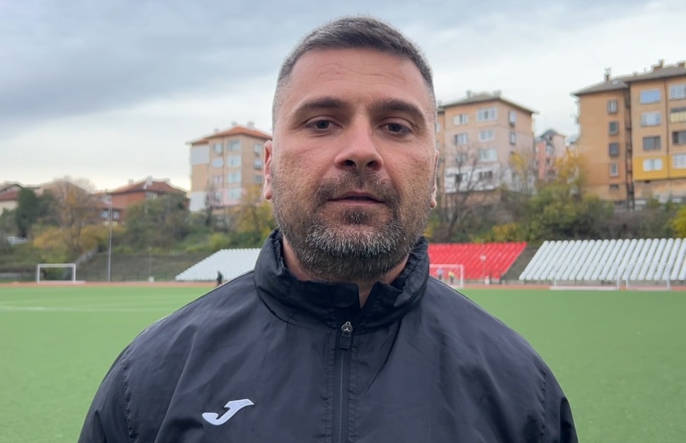 Старши треньорът на ОФК Хасково, Живко Желев, изрази разочарованието си от представянето на своя отбор при гостуването на Родопа (Смолян). "Червените" загубиха с 1:2, което прекъсна серията им от пет последователни победи във всички турнири. "Изпуснахме положения накрая, но като цяло не сме доволни от мача. За мен и съдията допринесе за това. Не мога да коментирам ситуацията за дузпата, защото съм далеч, но поведението му през целия мач беше странно. Сами се бихме. И за двата гола можехме да предотвратим ситуациите, след които получихме попадения. При втория гол съм 100% сигурен, че нямаше корнер. Съдията обаче отсъди ъглов удар, след който получихме второто попадение.", заяви Желев. Освен недоволството от съдийските отсъждания, има и други причини, които попречиха на Хасково да се представи по-добре. "Играха доста млади момчета, някои от които показаха, че в момента още, може би, не са готови. Трябва да се борят, защото нищо не е даром, а аз им дадох повече шанс, отколкото трябва. Като цяло не се представихме добре в този мач, не съм доволен. Оправдание донякъде може да ни е и тежкото пътуване. Даже на мен ми беше лошо. Не е лесно да слезеш след тези завои и да играеш. Но бяхме и малко бездушни днес. Това не е добре. Всеки греши, може да не се получи. Но желанието и себераздаването не може да ти липсват. Вижда се, когато даваш всичко от себе си.", добави още Живко Желев. В последния кръг преди зимната пауза хасковлии приемат третия в класирането Левски (Карлово). Срещата ще се състои в събота, 29-ти ноември, от 14:30 часа на стадион "Хасково".