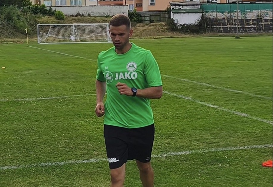 Пирин (Гоце Делчев) претърпя загуба с 2:3 от Витоша (Бистрица) в среща от предпоследния кръг на Югозападната Трета лига. „Изправихме се срещу един от добрите отбори в групата. Мачът се разви, както и очаквахме. Бяхме проучили отбора на Витоша, знаехме силните им страни и очаквахме точно това развитие. Мога да поздравя моя отбор и момчетата за себераздаването, желанието и мотивацията, които вложиха в мача“, коментира старши треньорът Радослав Джугданов пред официалния сайт на Пирин (Гоце Делчев). „Относно играта - на моменти ни се получи добре, на моменти имахме своя спад, но това е нещо съвсем нормално. Мога смело да кажа, че в някои ситуации надиграхме Витоша и имахме своите шансове, освен двата гола, които отбелязахме“, добави още наставникът. „Най-голямо влияние изигра червеният картон на нашия защитник Живко Грозданов и така от 25-ата минута бяхме с човек по-малко. Както в тази ситуация, така и сега твърдя че картонът е напълно незаслужен“, коментира още Джугданов. „Ние имахме доста шансове за гол, този мач може би най-силният ни до момента като гост. Имахме в 65-ата минута възможност на Головодов сам срещу вратаря, където след удар топката се удари в гредата. Още една ситуация, в която отново Головодов сам срещу вратаря с глава стреля извън врата. И с човек по-малко не изпаднахме в глуха защита, а търсехме обрат в резултата. Като цяло съжаляваме за изпуснатия шанс, но животът продължава и ние ще продължим да работим, за да следваме целите си“, завърши старшията на Пирин (Гоце Делчев).