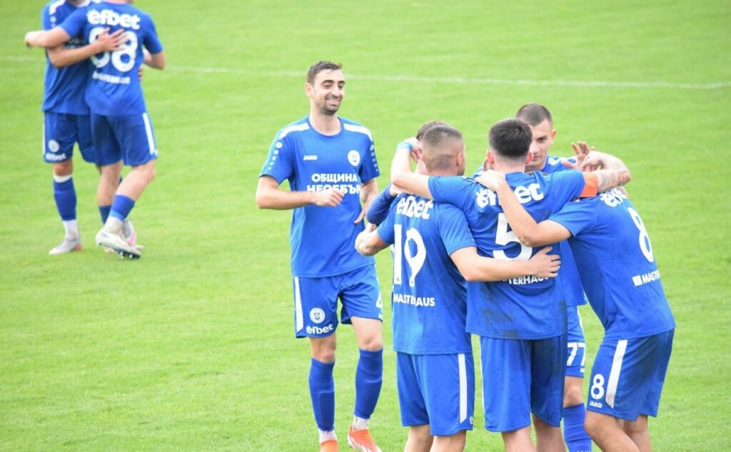 ОФК Несебър триумфира с класическа победа 3:0 над Загорец (Нова Загора) в мач от 18-ия кръг на Югоизточната Трета лига. С този успех "делфините" отново заемат еднолично първото място в класирането, след като Марица (Пловдив) завърши наравно 2:2 срещу Спартак (Пловдив). Още в 13-ата минута Иван Колев откри резултата след отлично центриране от Николай Дросев. Мартин Стоилов от състава на Загорец получи червен картон малко по-късно, оставяйки гостите в намален състав. Опитният Галин Димов увеличи преднината на 2:0, при който резултат завърши първото полувреме. Във втората част домакините продължиха да доминират, като в 75-ата минута гол на Иван Колев беше отменен. В добавеното време Христо Георгиев оформи крайното 3:0 за ОФК Несебър. Следващият и последен мач на отбора за 2025 година е на 29 ноември (събота) като гост на Асеновец в Асеновград.