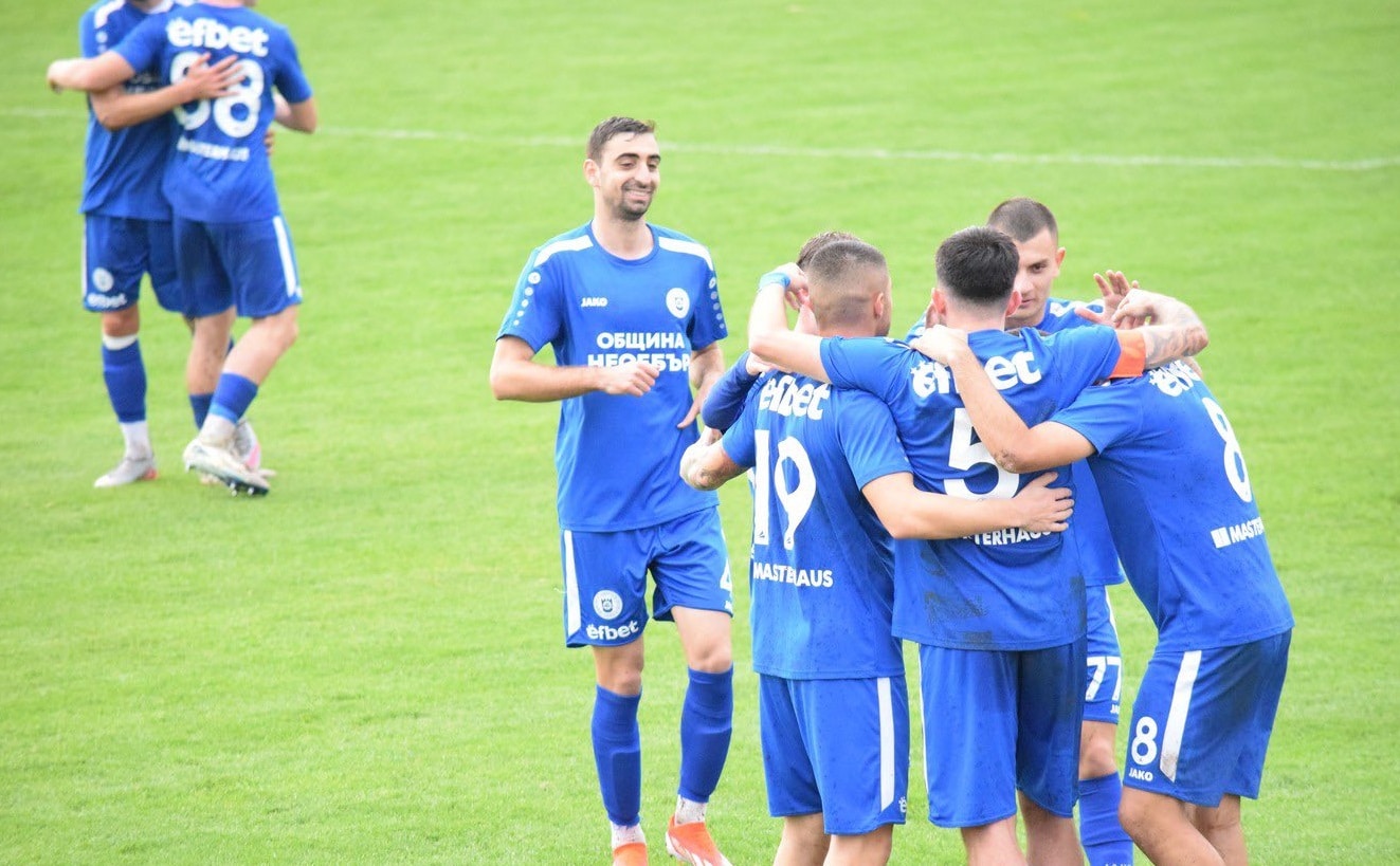 ОФК Несебър триумфира с класическа победа 3:0 над Загорец (Нова Загора) в мач от 18-ия кръг на Югоизточната Трета лига. С този успех "делфините" отново заемат еднолично първото място в класирането, след като Марица (Пловдив) завърши наравно 2:2 срещу Спартак (Пловдив). Още в 13-ата минута Иван Колев откри резултата след отлично центриране от Николай Дросев. Мартин Стоилов от състава на Загорец получи червен картон малко по-късно, оставяйки гостите в намален състав. Опитният Галин Димов увеличи преднината на 2:0, при който резултат завърши първото полувреме. Във втората част домакините продължиха да доминират, като в 75-ата минута гол на Иван Колев беше отменен. В добавеното време Христо Георгиев оформи крайното 3:0 за ОФК Несебър. Следващият и последен мач на отбора за 2025 година е на 29 ноември (събота) като гост на Асеновец в Асеновград.