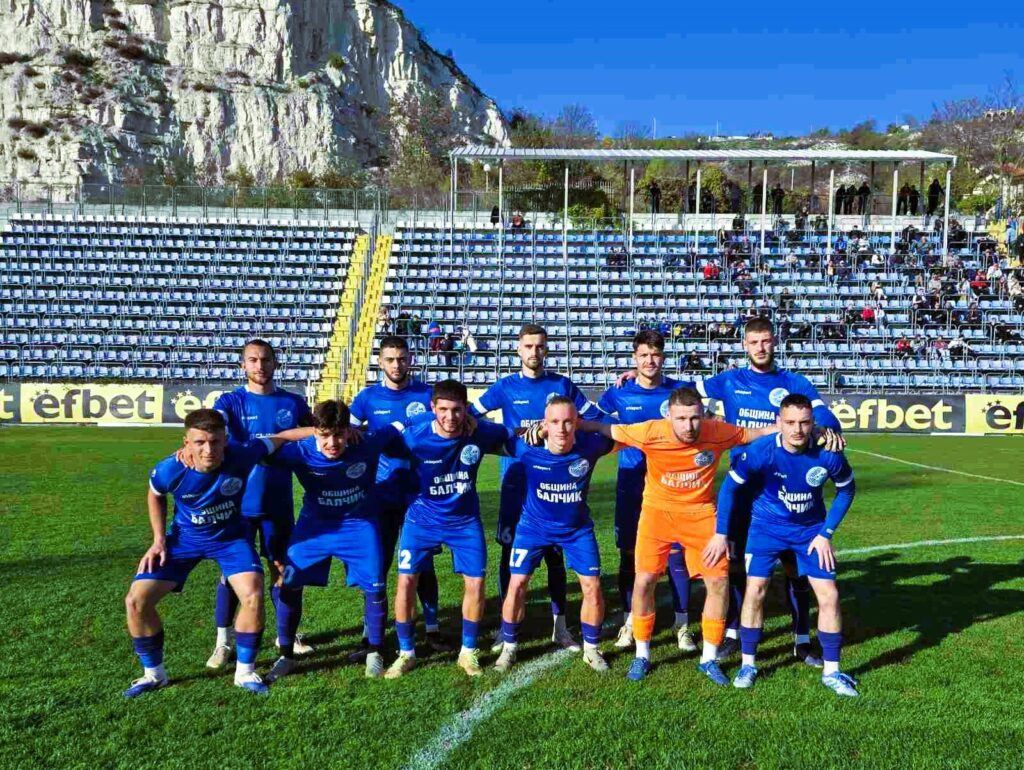 Черноморец (Балчик) постигна впечатляваща победа с 3:0 като гост на новака СФК Светкавица (Търговище) в мач от 15-ия кръг на Североизточната Трета лига. С този успех отборът върна втората си позиция, временно заемана от Лудогорец III. Мачът започна отлично за гостите, като Стефан Митев откри резултата в 13-ата минута след асистенция от Теодор Тотев. Двамата отново комбинираха успешно в 30-ата минута, когато Митев отново се разписа, удвоявайки аванса на Черноморец. Иван Томов затвърди победата след почивката, като отбеляза третия гол в 60-ата минута с подаване от Ивайло Попов. Въпреки че Томов беше изгонен пет минути по-късно, това не попречи на балчиклии да си осигурят трите точки. С тази победа Черноморец (Балчик) събра 35 точки, което ги поставя на 2 точки пред Лудогорец III и 3 точки зад лидерите Септември (Тервел), които обаче имат и един изигран мач повече. В следващия кръг Черноморец (Балчик) ще приеме у дома Ботев (Нови пазар).