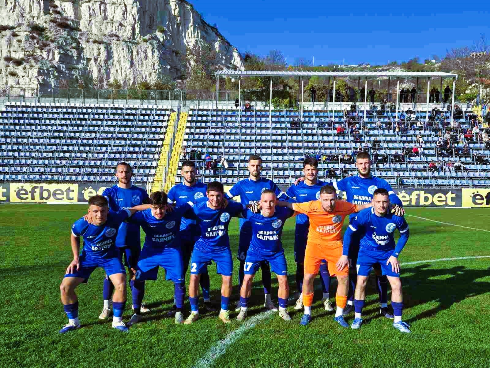 Черноморец (Балчик) постигна впечатляваща победа с 3:0 като гост на новака СФК Светкавица (Търговище) в мач от 15-ия кръг на Североизточната Трета лига. С този успех отборът върна втората си позиция, временно заемана от Лудогорец III. Мачът започна отлично за гостите, като Стефан Митев откри резултата в 13-ата минута след асистенция от Теодор Тотев. Двамата отново комбинираха успешно в 30-ата минута, когато Митев отново се разписа, удвоявайки аванса на Черноморец. Иван Томов затвърди победата след почивката, като отбеляза третия гол в 60-ата минута с подаване от Ивайло Попов. Въпреки че Томов беше изгонен пет минути по-късно, това не попречи на балчиклии да си осигурят трите точки. С тази победа Черноморец (Балчик) събра 35 точки, което ги поставя на 2 точки пред Лудогорец III и 3 точки зад лидерите Септември (Тервел), които обаче имат и един изигран мач повече. В следващия кръг Черноморец (Балчик) ще приеме у дома Ботев (Нови пазар).