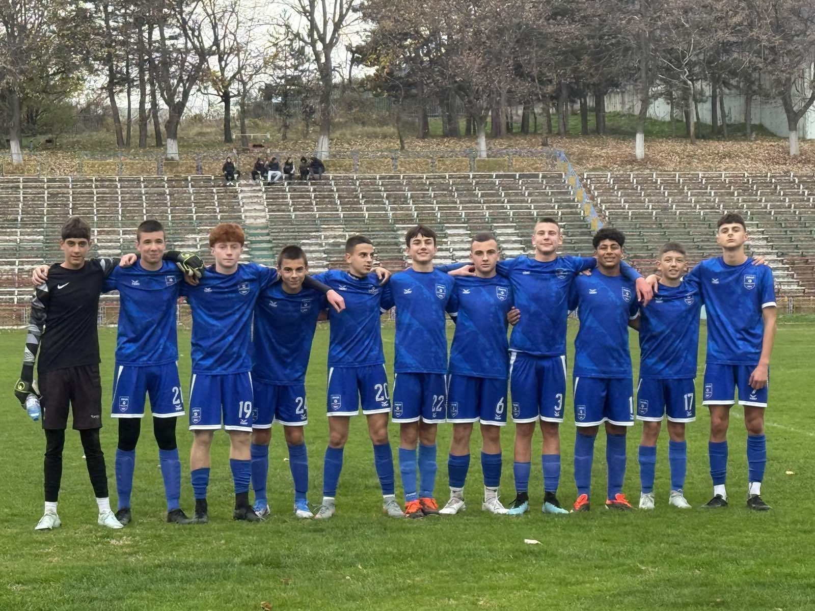 Децата на Левски (Карлово) извоюваха три победи в различни възрастови групи през изминалата седмица. Най-големите, родени през 2011 година, дадоха тон за успешното представяне, разгромявайки Металик (Сопот) в дербито, което се игра в петък. Мартин Македонски реализира два гола за успеха, а Георги Скевов, Кристиян Пенчев и Любослав Трифонов добавиха по един. В събота убедителна победа постигнаха и най-малките, набор 2014, които разгромиха с 11:0 ФК Куклен в мач от областното първенство. Шестият пореден успех е регистриран от децата, родени през 2013 година, които победиха ФК Житница с 4:2 в 11-ия кръг на областното първенство на Пловдив. Двубоят се проведе на тренировъчното игрище в Карлово. Поздравления за всички футболисти и техния треньор Иван Шахънски!