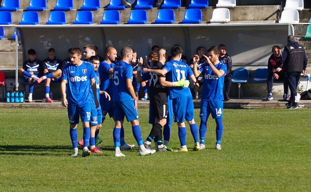 Струмска слава (Радомир) постигна шестата си поредна победа в Югозападната Трета лига и общо десети пореден мач без загуба. Това е добра причина да се върнем назад във времето, за да разберем кога за последно Струмска слава е демонстрирал подобна серия в тази лига (тъй като във Втора лига е значително по-сложно да се постигне толкова дълга поредица). Връщаме се до сезон 2015/2016, когато през пролетта на 2016 година отборът от Радомир записва седем поредни победи, също в Югозападната Трета лига. Понастоящем това постижение се доближава само на една победа до серията от преди девет години. През следващия сезон 2016/2017, отборът записва най-дългата си серия без загуба - цели 16 поредни мача (от 2 ноември 2016 година до 10 май 2017 година). В края на същия сезон, Струмска слава печели промоция за Втора лига.