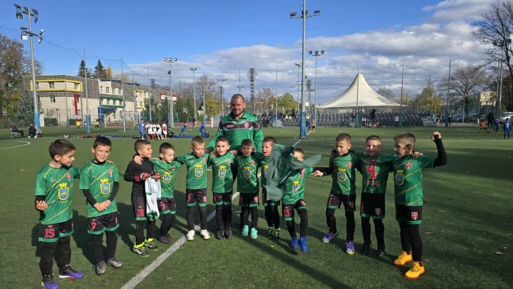 Освен сребърните медали на Kronos Cup, впечатляваща седмица отбеляза и Детско-юношеската школа на Раковски. Представяме резултатите на останалите отбори от Академията: ФК Раковски (набор 2013) ФК Раковски - Сопот 1:1 Голмайстор: Стелиан Стрехин ФК Раковски (набор 2016) ФК Раковски - Маноле 7:5 Голмайстори: Георги Костадинов – 3 гола, Васко Минчев – 1 гол, Ники Чернашки – 1 гол, Марио Георгиев – 1 гол, Андрей Домовчийски - 1 гол ФК Раковски (набор 2018) Най-малките таланти изиграха два силни мача: ФК Раковски - Улпия Пловдив – победа 3:1 Голмайстори: Бойко Шопов – 1 гол, Павел Стойков – 2 гола ФК Раковски - Асеновец (Асеновград) – победа 5:3 Голмайстори: Бойко Шопов – 3 гола, Мартин Петков – 1 гол, Павел Стойков – 1 гол ФК Раковски (Момичета) Нашите момичета изиграха два оспорвани и зрелищни мача срещу Родопа Смолян 1 и Родопа Смолян 2: ФК Раковски - Родопа Смолян 1 – 3:2 Голмайстори: Маги Карааргирова – 1 гол, Николет Балабанска – 1 гол, Миглена Шаркова – 1 гол ФК Раковски - Родопа Смолян 2 – 3:3 Голмайстори: Маги Карааргирова – 2 гола, Яна Зечева – 1 гол