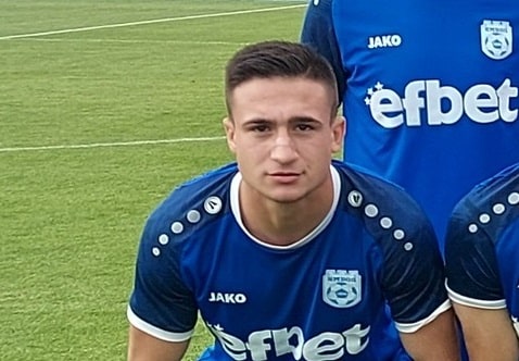 Във футбола, особено на по-ниско ниво, съществуват два типа футболисти. Първите често получават внезапни болки по време на последната тренировка преди мач и, когато отборът им гостува, предпочитат да избегнат пътуването. Ако дестинацията е далечна – още по-добре. Ако усещат леко напрежение, те няма да рискуват да играят (което, разбира се, е тяхно право). Но има и такива, които, дори и да изпитват болка – или не споделят, или твърдят, че все пак могат да се състезават. Петър Принджев определено принадлежи към втория тип. Не можем да си го представим извън играта само защото не му се пътува или знае, че условията на терена, изпълнен с дупки и без трева, ще бъдат трудни. Той не е от тези. Последните няколко дни Принджев лекуваше контузия. И то истинска, защото болката беше реална. Въпреки това, в мача срещу ФК Раковски, той не напълно възстановен, влезе в играта и помогна за крайния успех на своя отбор. Петър не се поколеба и веднага отговори на въпроса на треньора - „Готов ли си, можеш ли?“. Той вече беше готов и зае мястото си на терена. Петър Принджев е добър пример. Пример, който заслужава да бъде отбелязан, защото такива примери все по-рядко се срещат.