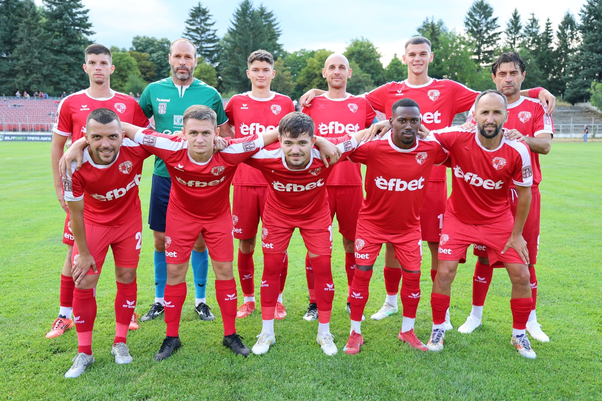 ФК Банско ще трябва да се справя без Аджеил Невес в последния си мач за календарната 2025 година. Отборът на „Козлите“ ще приеме Витоша Бистрица в събота (29 ноември) от 14:00 часа в двубой от 19-ти кръг на Югозападната Трета лига. Аджеил ще пропусне срещата, тъй като е наказан за 1 мач поради натрупване на 5 жълти картона. Той получи жълт картон при загубата в Самоков срещу Рилски спортист в предишния кръг.