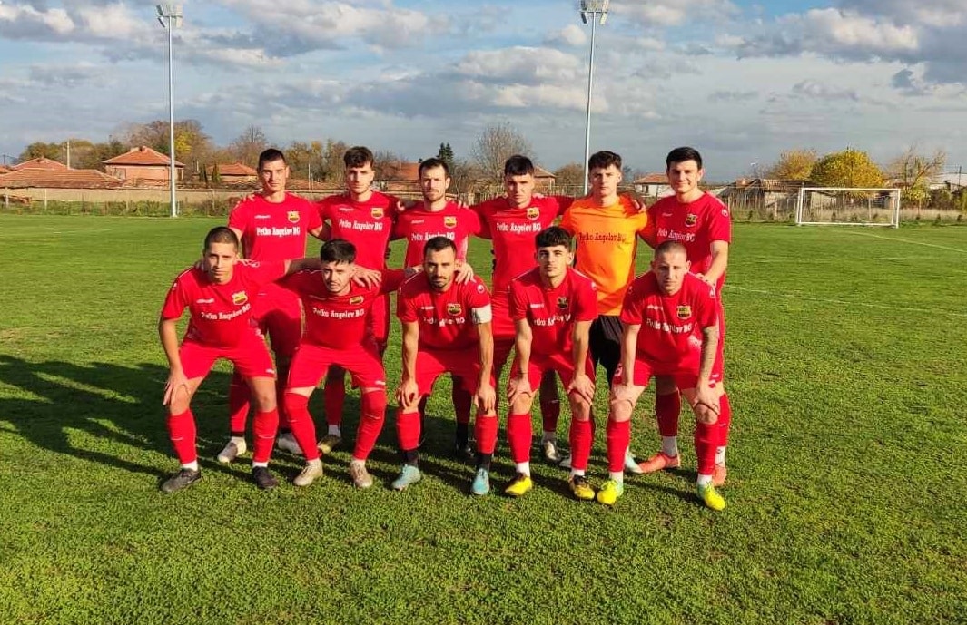 Отборът на Марица (Милево) ще се изправи срещу противник във финала на Област Пловдив в турнира за Купата на Аматьорската лига. Срещата ще се състои в сряда, 26 ноември, от 14:30 часа на игрищата до Езиковата гимназия. Тимът от Милево няма проблеми с наказани или контузени футболисти. "Подхождаме напълно сериозно и отговорно към финала. Този мач е престиж за нашия клуб. Защото само преди година отборът бе в доста незавидно положение, а сега - година по-късно, играем областен финал, а в първенството сме на 5 място", коментира старши треньорът Иван Кочев пред официалния сайт на Марица (Милево). "Ясно е, че Марица (Пловдив) е силен съперник, един от двата лидера в групата, но този мач е малко по-различен от двубоите за първенство. Надявам се ние да сме крайните победители. Отново ще дам възможност на някои момчета, които по-рядко играят, да вземат участие в двубоя. Както вече казах - искам да завършим годината подобаващо. За нас са еднакво важни, както мачовете в шампионата, така и тези за Аматьорската купа", добави наставникът. "В навечерието на този финал искам да благодаря на нашия финансов благодетел - г-н Ангелов за всичко, което прави за нас и клуба. Може да сме аматьорски клуб, но работим професионално", завърши Кочев.