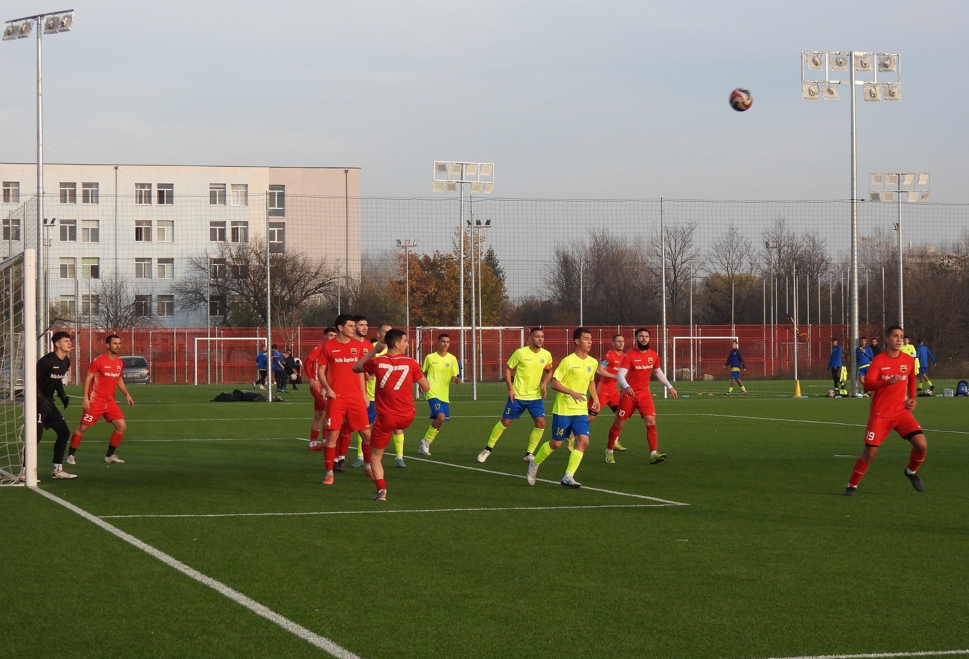 Марица (Милево) триумфира като Областен шампион на турнира за Купата на Аматьорската лига Отборът на Марица (Милево), воден от старши треньора Иван Кочев, спечели областния финал на турнира за Купата на Аматьорската лига, след като надделя над Марица (Пловдив) с 4:2 след изпълнение на дузпи. Редовното време завърши при резултат 1:1. По време на дузпите футболистите от Милево се разписаха три пъти, докато играчите на Пловдив отбелязаха само веднъж, което гарантира исторически успех за отбора от Милево. Това е първият път, когато Марица (Милево) става областен първенец на Пловдив, като сега очаква да разбере кой ще бъде техният противник на следващия етап в Югоизточна България. Двубоят се състоя на изкуственото игрище до Английската гимназия в Пловдив. Наско Христев откри резултата за домакините в 4-ата минута, а Диян Чойнев изравни в 80-ата, което доведе до изпълнение на дузпи.