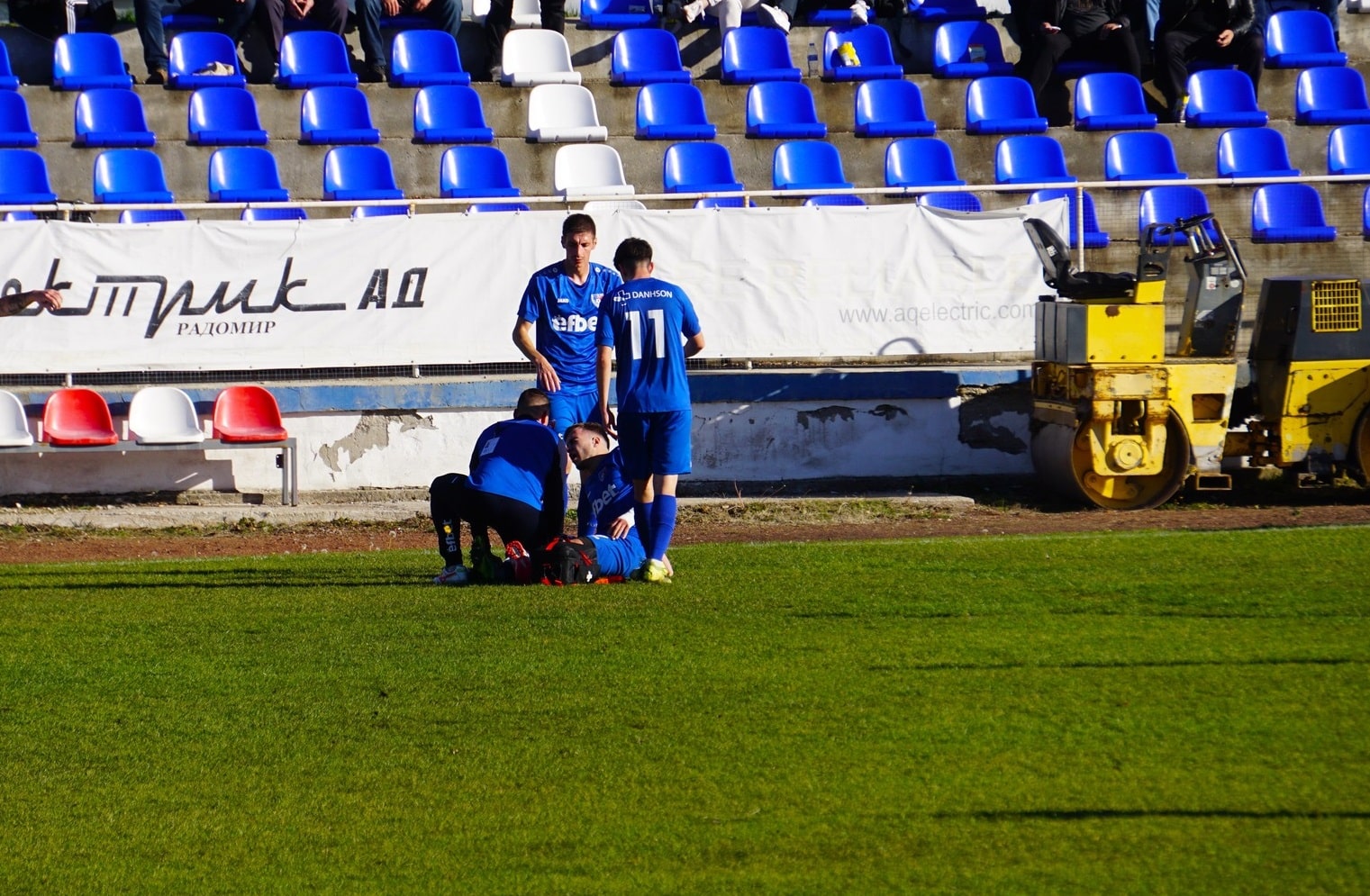Дейвид Джоров се размина с тежка контузия Футболистът получи травма по време на мача с Пирин (Разлог) преди два кръга, като се наложи да бъде откаран с линейка в болница. За щастие, въпреки неприятната травма, няма нищо скъсано или сериозно увредено и възстановяването ще протече около месец-месец и половина. Така надеждите са Джоров да се завърне за зимната подготовка.