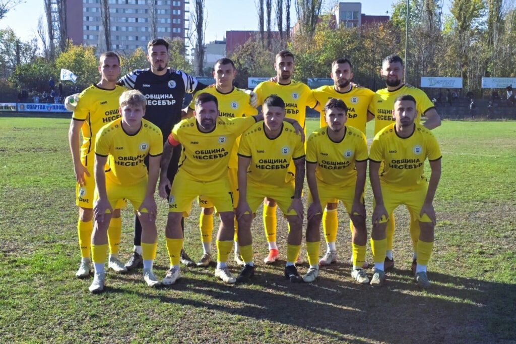 ОФК Несебър ще играе като гост срещу Асеновец (Асеновград) в последния си мач за календарната 2025 година. Срещата е част от 19-ия кръг на Югоизточната Трета лига и ще се състои в събота, 29 ноември, от 14:30 часа в Асеновград. Старши треньорът на "делфините" Мирослав Косев няма да може да разчита на трайно контузените Кристиян Парашкевов, Пламен Димов (подложен на операция от херния) и Стоянчо Велинов. След двубоя с Розова долина, с различни проблеми се сблъскват Георги Пенев, Галин Димов и Максимилиян Симеонов. Все още не е ясно дали някой от тях ще успее да се възстанови до събота.