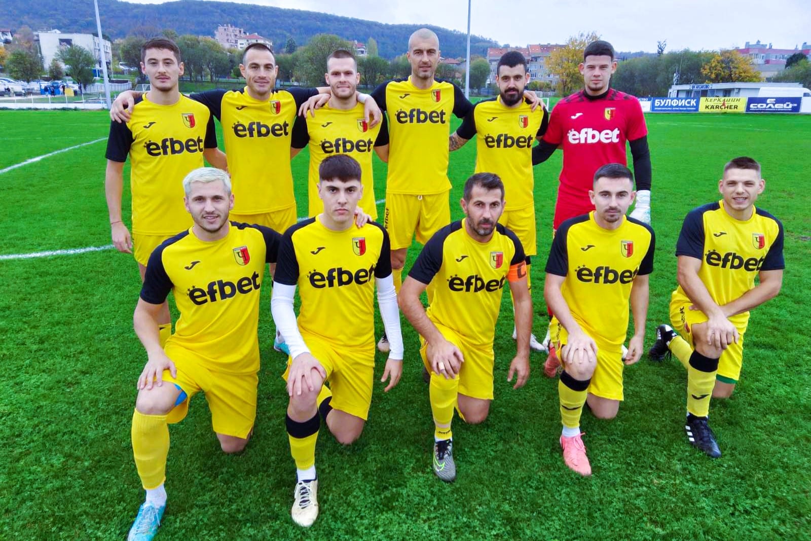 Отборът на Черноломец (Попово) ще се изправи срещу третия отбор на Лудогорец в последното си домакинство за сезона в събота, 29 ноември, от 14:00 часа. Старши треньорът на Черноломец, Невен Венков, няма кадрови проблеми с изключение на трайно контузеният футболист Мартин Иванов. Освен това, няма наказани играчи в състава. "Изправяме се срещу много силен противник, талантливи момчета, които са подготвени по най-добрия начин. Очаква ни тежка битка, но сме готови да дадем всичко от себе си, за да я спечелим", коментира наставникът пред официалния сайт на Черноломец (Попово) в навечерието на двубоя.