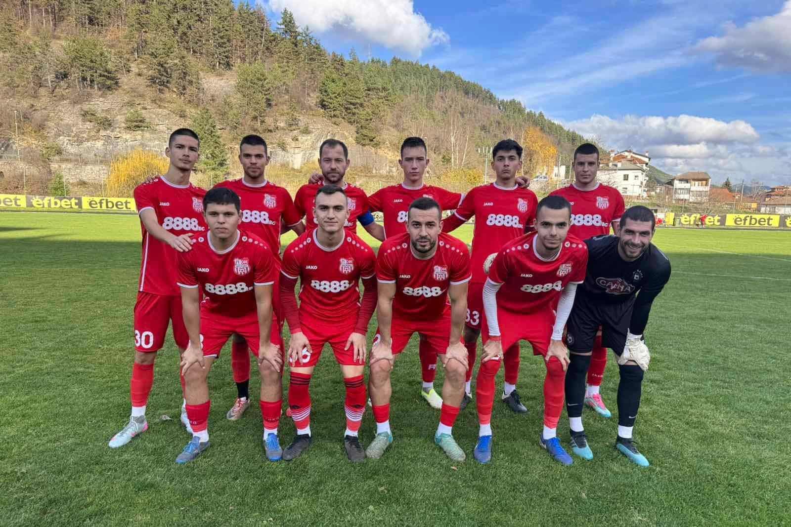 ОФК Хасково ще се изправи срещу един от водещите отбори в Югоизточната Трета лига - Левски (Карлово), в последния си мач за 2025 година. Срещата ще се проведе на стадион "Хасково" в събота, 29-ти ноември, с начален час 14:30. След серия от пет поредни победи във всички турнири, "червените" бяха спрени в предишния кръг от Родопа (Смолян) като гости. Тогава те играха без ключовите си играчи Красимир Илиев, Юлий Шекеров и Владислав Узунов, които все още не са сигурни за участие в срещата с Левски (Карлово). "Надявам се да са добре и да можем да ги ползваме за мача, защото са важни. Играем срещу отбор, който се представя добре. По-добре е да играем срещу такива отбори да можем да покажем, че не сме лоши и сме надградили. Ще се постараем да спечелим мача със сигурност. Смятам, че имаме шансове, особено ако се върнат контузените.", сподели наставникът на хасковлии Живко Желев. Дъждовното време през последните дни може да усложни условията на игра в събота, но надеждите са за една качествена среща между два отбора, които играят добър футбол. "Стараем се да запазим терена в максимално добро състояние. Това затруднява тренировъчния процес, но се справяме засега.", добави още Желев. В последната си среща, Левски (Карлово) победи с 2:0 като гост на Хасково, но преди това "червените" записаха три последователни успеха срещу този съперник.