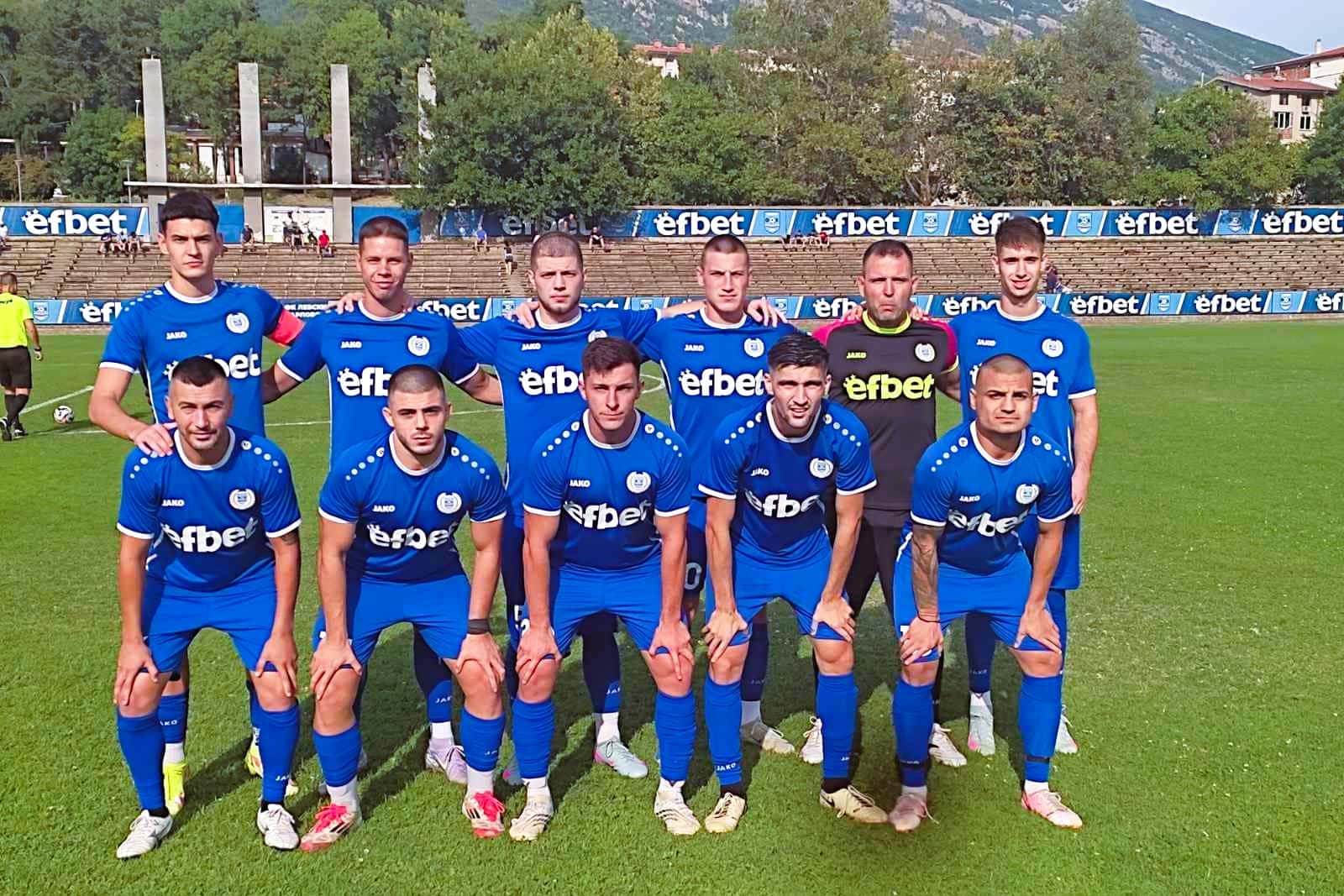 Левски (Карлово) ще гостува в последния си мач за 2025 година. Отборът ще се изправи срещу ОФК Хасково в двубой от 19-ия кръг на Югоизточната Трета лига. Срещата ще се изиграе в събота, 29 ноември, от 14:30 часа на стадион "Хасково". Футболистите на отбора се подготвят за срещата, като тренират на изкуственото игрище, тъй като поради лошите метеорологични условия състоянието на терена на стадион "Васил Левски" в Карлово не е оптимално. Всички играчи са на разположение за старши треньора Господин Мирчев. За първи път от доста време те имаха възможност да си починат, тъй като през седмицата не бяха ангажирани. "Отивам да победим, играчите са ентусиазирани и искат да спечелят мача. Няма да отбием номера, като последен мач. Отиваме със самочувствие и желание да играем хубав футбол. Вече какво ще се случи, никой не знае", заяви техническият директор на тима Мирослав Банчевски. След събота отборът ще излезе в почивка, а Мирчев вече подготвя плановете за подготовката и избистря контролите. Очакват се и сблъсъци с тимове от професионалния футбол.