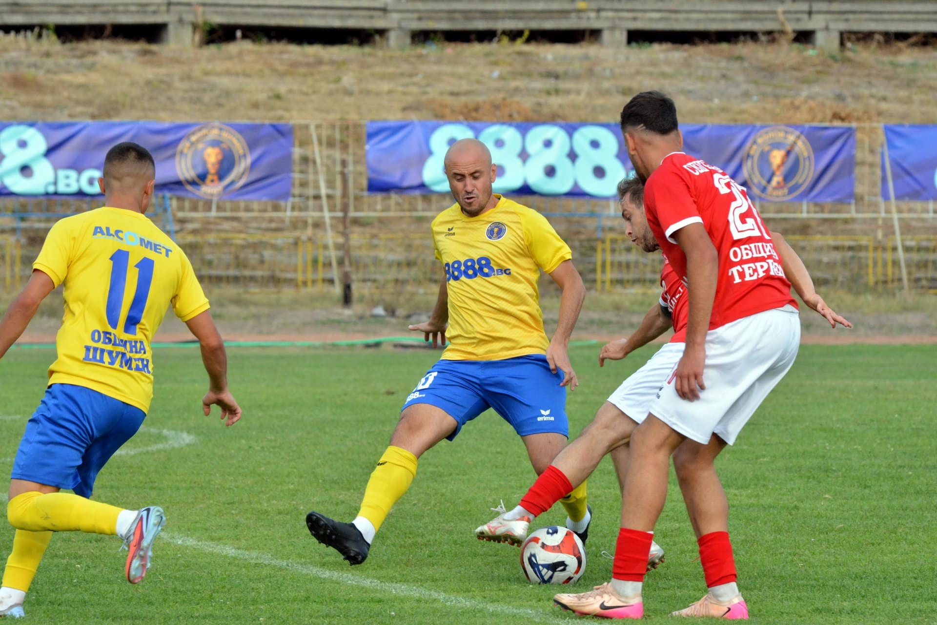 Волов-Шумен 2007 се подготвя за последното си гостуване за годината. Тимът ще се изправи срещу Рилци (Добрич) в среща от 16-ия кръг на Североизточната Трета лига. Двубоят ще се състои в събота, 29 ноември, от 14 часа. В предходния кръг и двата отбора не проведоха мачове поради различни причини. Седмица преди това, Волов-Шумен претърпя загуба от Черноломец в Попово, докато отборът на Рилци спечели у дома срещу Ботев (Нови пазар). Класирането на двата тима е значително различно. Волов-Шумен 2007 заема шестата позиция с 25 точки, докато ФК Рилци е 15-ти с 8 точки. "Ще се опитаме да вземем трите точки, но за мен Рилци е най-непредсказуемият отбор в лигата. Не са лош отбор, играят приятен футбол. Трудно се играе срещу тях. Ако погледнете статистиката, дори водещите отбори трудно ги побеждават на техен терен.", сподели президентът на клуба Иван Станчев. През миналия сезон двата отбора завършиха при резултат 0:0 на стадиона в квартал Рилци, Добрич.