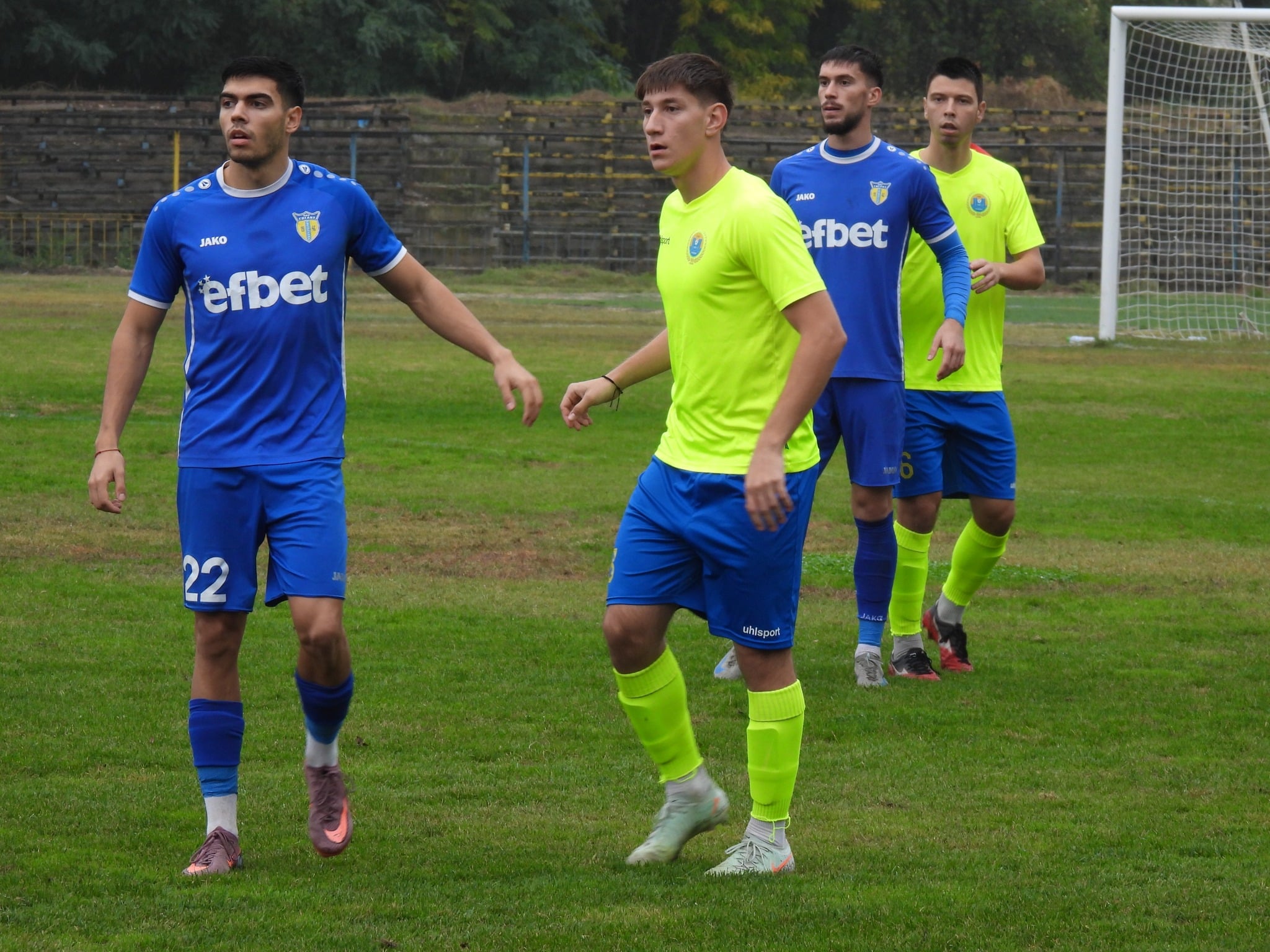 Гигант (Съединение) ще се изправи срещу Нефтохимик в среща от последния есенен, 18-ти кръг, на Югоизточната Трета лига. Мачът ще се състои събота, 29 ноември, от 14:00 часа в град Бургас. И двата отбора влизат в двубоя в неблагоприятна форма. Гигант (Съединение) е успял да спечели само един мач от последните си 7 срещи, като е постигнал 1 равенство и е претърпял 5 загуби. Нефтохимик от своя страна има серия от 4 поредни срещи без победа. Интересна подробност е, че Нефтохимик е сред най-силните гости от началото на сезона, но и сред най-слабите домакини. Тимът е събрал само 9 точки от 7 мача у дома, като само ФК Раковски има по-малко (5 точки). Гостът на Нефтохимик, Гигант обаче, не се представя убедително при гостуванията си - те имат само една победа като гост, въпреки че тя е срещу аутсайдера ФК Раковски с драматичен резултат 5:4 през август. След тази победа, отборът е записал 4 поредни загуби и едно равенство при своите гостувания.