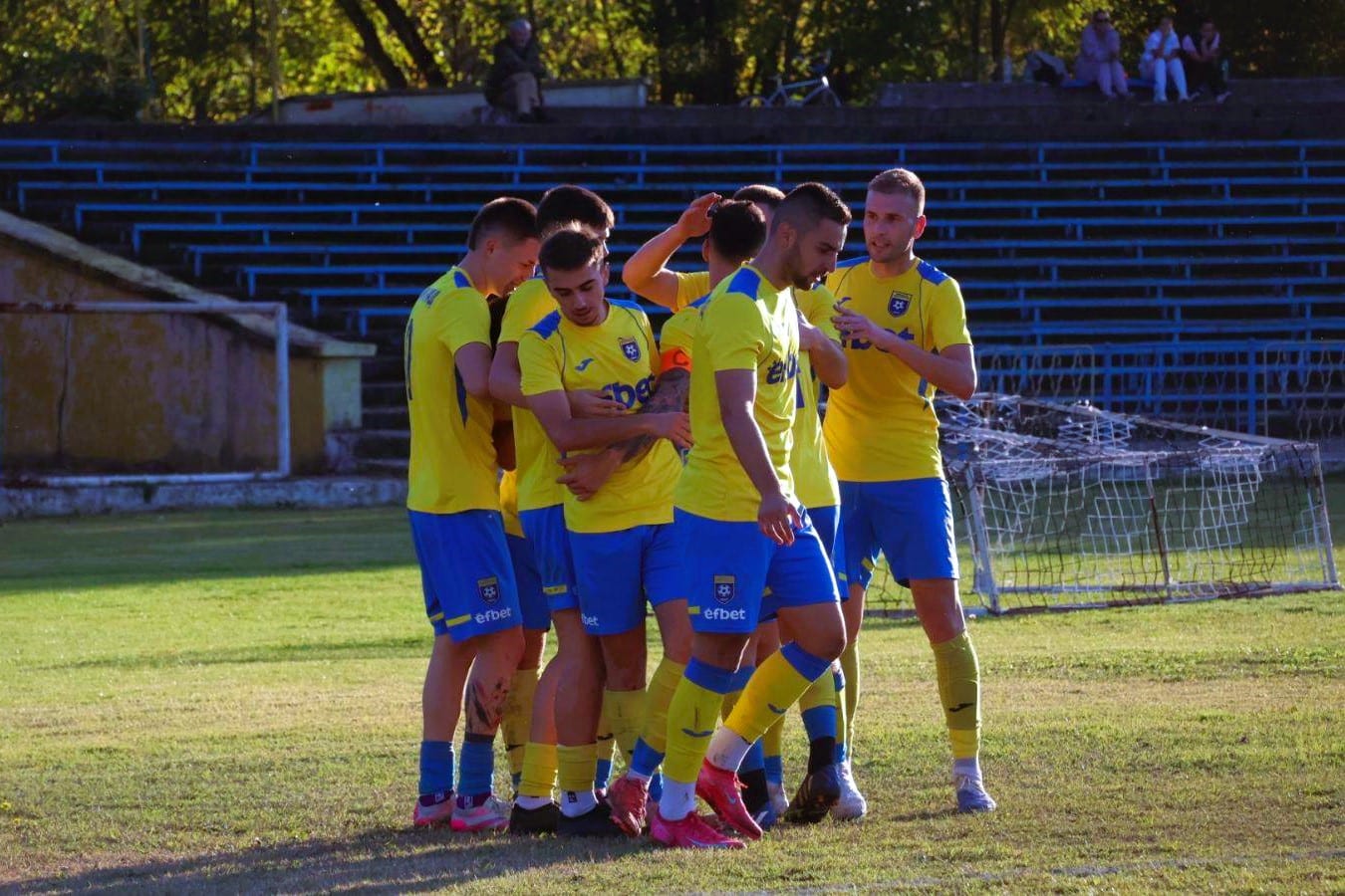 ФК Димитровград 1947 ще завърши 2025 година с домакински мач срещу Атлетик (Куклен). Двубоят от 19-ия кръг на Югоизточната Трета лига ще се проведе в събота, 29-ти ноември, от 14:30 часа на стадион "Миньор". Отборът от Димитровград постигна значима победа с 2:0 в гостуването на Гигант (Съединение) и влиза в предстоящия двубой с актив от 16 точки – с 5 повече от първия отбор в зоната на изпадащите. Тимът на Атлетик от Куклен събра 3 точки повече и е на две позиции по-напред в класирането, като обаче е записал повече успехи извън дома в сравнение с мачовете на собствен терен. "Дано да стане хубав мач и да дойдат хората на стадиона, въпреки че го дават да вали. Задължително ще атакуваме спечелването на трите точки. Мачът е много важен за нас. Ако бием ги изравняваме по точки и ще се отдалечим още от зоната на изпадащите.", сподели преди срещата наставникът на "жълто-сините" Тодор Манев. В последния двубой между двата отбора, ФК Димитровград победи Атлетик с 4:0 на собствения си терен на 5-ти април тази година.