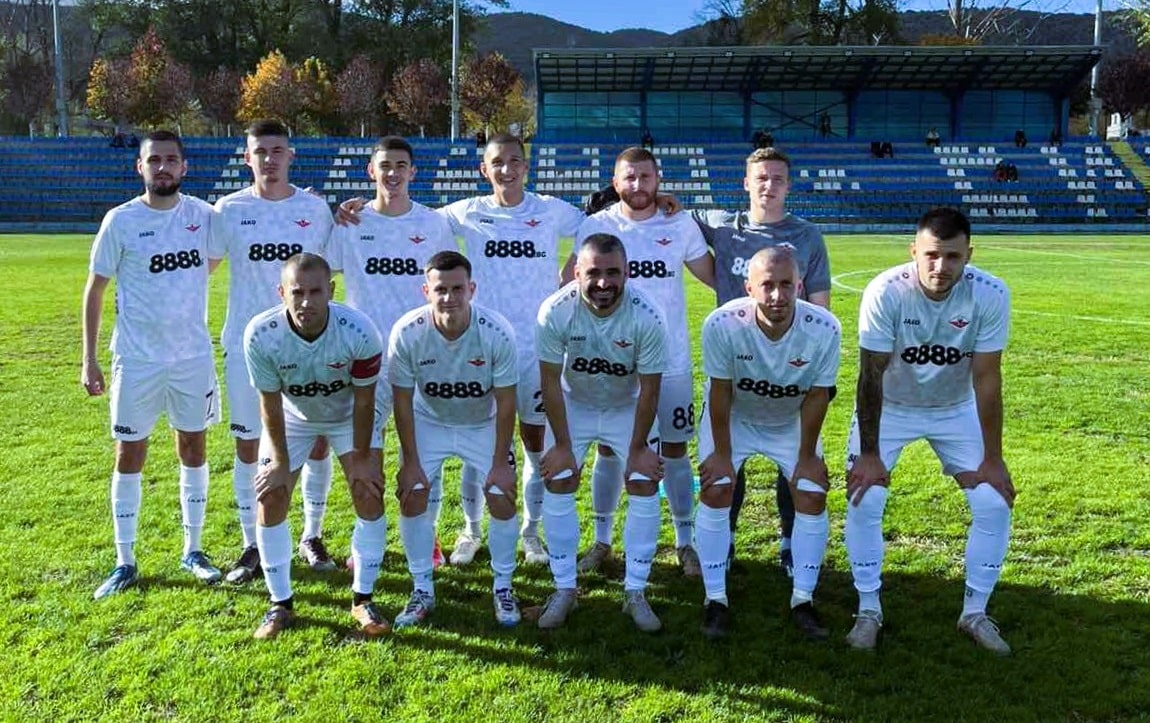 В последния си мач за годината, Септември (Симитли) ще бъде домакин на Сливнишки герой (Сливница). Двубоят е част от 19-тия кръг на Югозападната Трета лига и ще се проведе в събота от 14:00 часа на "Арена Симитли". След две поредни гостувания, "белите" се завръщат у дома, където последно победиха с 1:0 дубъла на съименниците си от София. С оглед на неблагоприятните метеорологични условия, отборът се готви за тежък мач. Всички футболисти са мотивирани да спечелят и да зарадват феновете, които апелират да ги подкрепят. С изключение на наказания Веско Весков, всички други играчи са на разположение на треньорския щаб. По-рано през сезона, двата отбора завършиха с равенство 0:0 в Сливница.