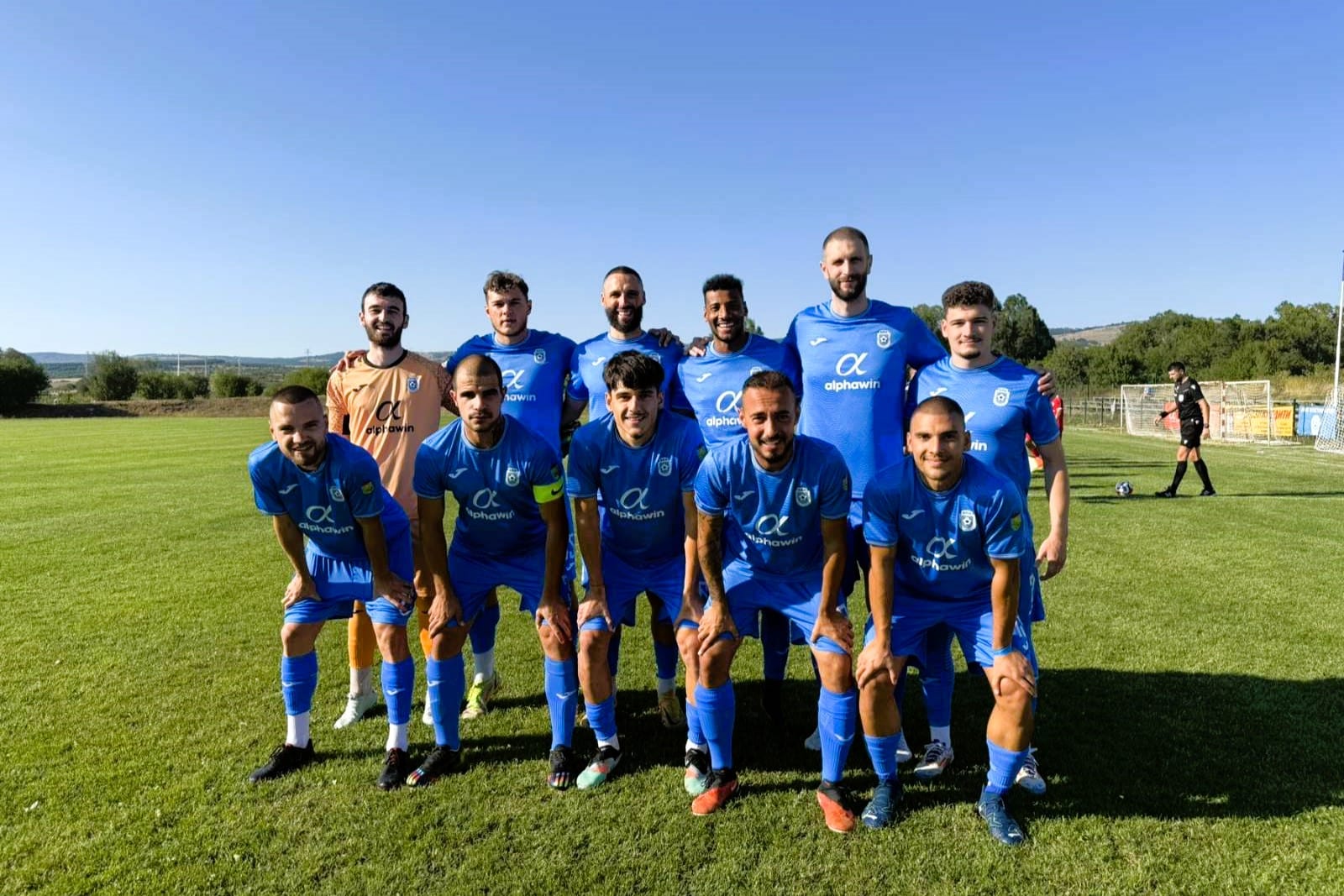 ОФК Костинброд 2012 трябваше да гостува на Пирин (Гоце Делчев) в мач от последния за календарната 2025 година 19-ти кръг в Югозападната Трета лига. Двубоят, насрочен за събота, 29-ти ноември, от 14 часа, обаче се отлага заради лошото време. Дъжовете в последните дни са наводнили терена и го правят неподходящ за провеждането на футболен мач. След две последователни домакински победи "сините" се изкачиха до 10-ата позиция в класирането с актив от 23 точки. Преди тях отборът постигнa по-добри резултати далеч от дома, където има спечелени 10 пункта, отреждащи му седмата позиция сред гостите в шампионата с 3 успеха, равенство и 5 поражения. По-рано през сезона Костинброд и Пирин (Гоце Делчев) направиха зрелищен мач с 8 гола на стадион "Георги Бенковски" в квартал Маслово. Той завърши с успех за играчите на Найден Спасов с 5:3. Все още няма яснота кога ще се изиграе срещата.