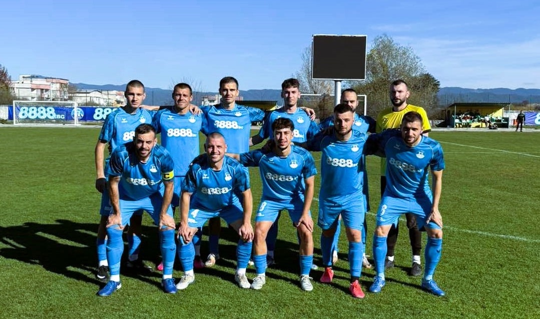 Пирин 1941 (Разлог) ще приеме лидера в Югозападната Трета лига, Рилски спортист (Самоков), в последния си мач за 2025 година. Срещата ще се състои в събота, 29-ти ноември, от 14:00 часа на стадион "Септември" в Разлог. След равенството 1:1 в гостуването на Балкан (Ботевград) в миналия кръг, "сините" събраха актив от 21 точки, което им отрежда 12-ата позиция в класирането. На домашна сцена, Пирин играе успешно напоследък с две победи и едно равенство в последните три срещи, както и само една загуба в осем последователни мача. През настоящата кампания тимът е губил у дома само два пъти. Рилски спортист обаче е най-добрият гост със 7 успеха и 2 равенства далеч от дома. "Скиорите" са начело с актив от 43 точки и са в серия от две поредни победи и три в последните четири мача. По-рано през сезона, Пирин (Разлог) завърши наравно 1:1 с този съперник, и то в Самоков.