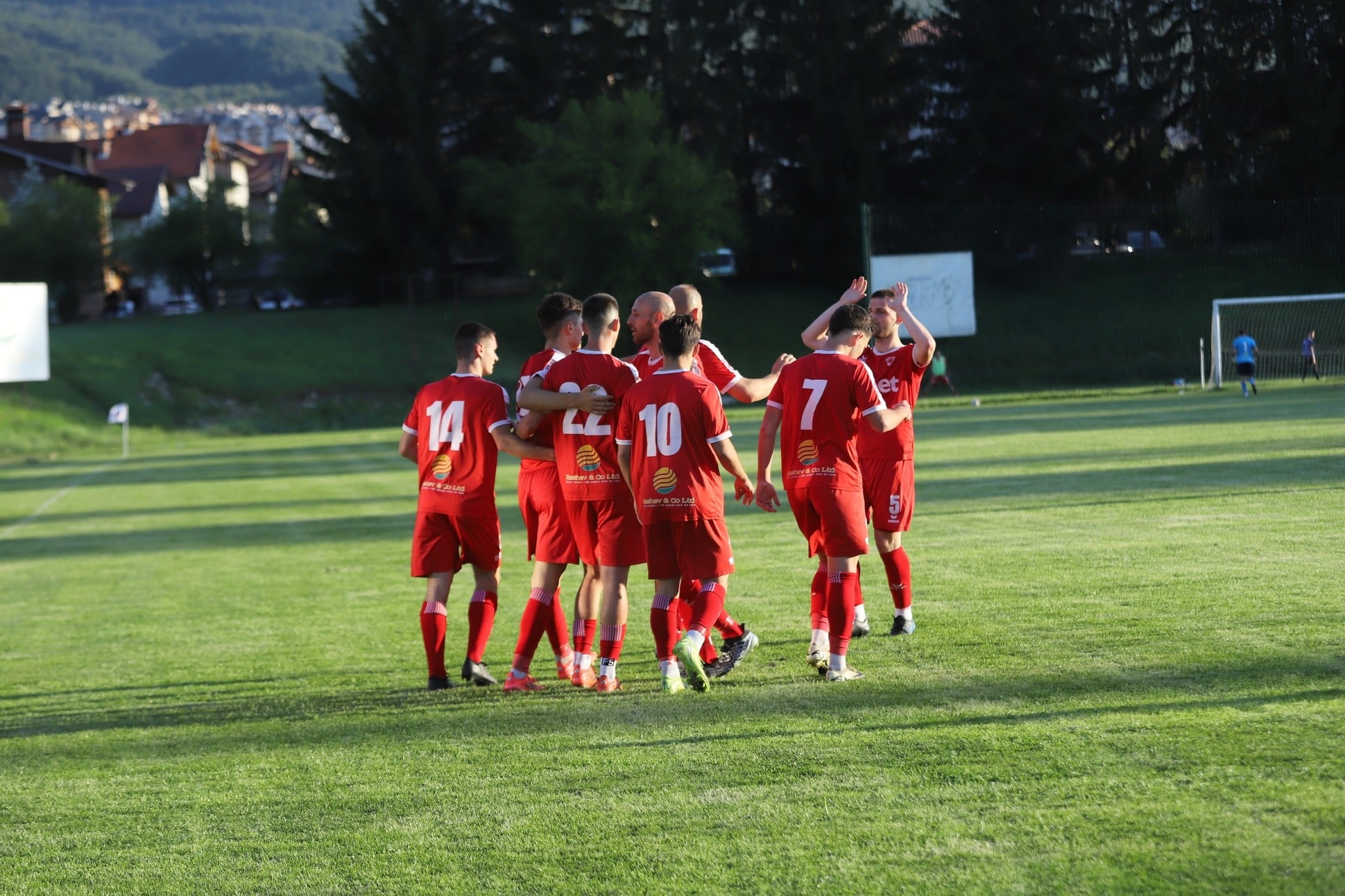 Футболен клуб Банско ще се изправи срещу Витоша (Бистрица) в двубой от 19-ия кръг на Югозападната Трета лига. Това ще бъде последният мач и за двата отбора преди зимната пауза. Домакините се стремят да запазят успешната си серия срещу Витоша, която продължава през последните няколко сезона. В последните шест сблъсъка Банско няма поражение от отбора на Витоша. През миналия сезон Банско победи два пъти с по 1:0. В сезон 2023/2024 двата отбора завършиха с два равни резултата - по 1:1. Сезон 2021/2022 отново донесе две победи за Банско с по 1:0. Последната загуба на Банско от Витоша (Бистрица) беше в мач от Втора лига през сезон 2016/2017, когато тимът отстъпи с 1:3 у дома и 1:4 като гост.
