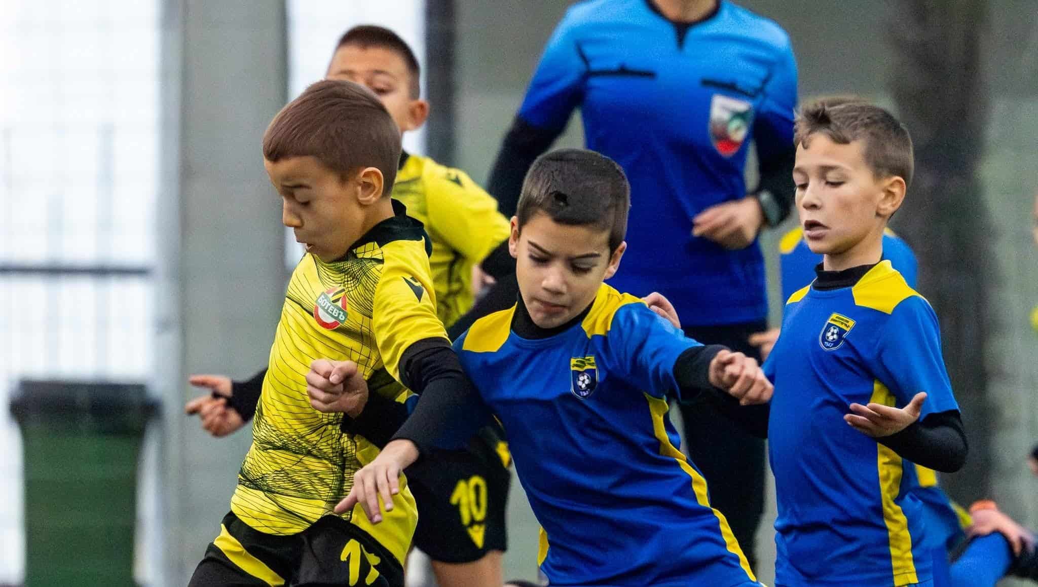 Децата на ФК Димитровград 1947, родени през 2016-та година, представят тима на международния турнир Kronos Cup по невероятен начин. Водени от треньорите Васил Сантов и Филип Сантон, те записаха отлични резултати в груповата фаза и достигнаха до осминафиналите на турнира, които ще се проведат утре. Детско-юношеската школа на "жълто-сините" продължава да трупа важен опит в силни надпревари и да развива своите състезатели. Успех, момчета!