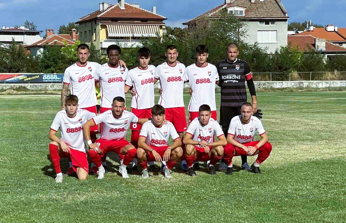 Шестима футболисти ще пропуснат последния мач на Асеновец (Асеновград) за календарната 2025 година. Тимът ще се изправи срещу лидера ОФК Несебър в неделя от 14:30 часа в двубой от 19-ия кръг на шампионата. Михаил Найденов е санкциониран. Димитър Костов и Николай Дринов са с болест, а Денис Гиведжов и Мюмюн Халил се възстановяват от контузии. Опитният Атанас Зехиров тренира по облекчен режим и все още не е ясно дали ще може да участва в мача.