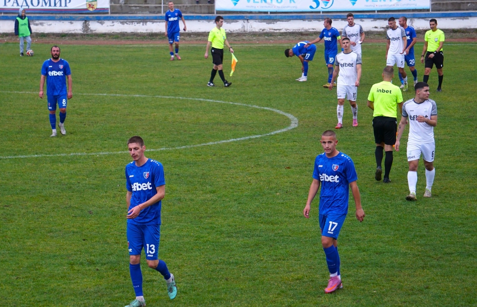 Струмска слава (Радомир) претърпя загуба с 1:2 като домакин от Оборище (Панагюрище) в мач от последния 19-ти есенен кръг на Югозападната Трета лига. С това поражение, след края на есенния дял на шампионата, Славата ще зимува на второ място с 42 точки, на две точки след временния лидер Рилски спортист (Самоков). Отборът от Радомир поведе в резултата след попадение на Георги Мариянов, като първата част завърши при резултат 1:0. През второто полувреме обаче гостите постигнаха обрат в резултата. Първо нападателят Петко Петков изравни за 1:1 с точно изпълнена дузпа, а минути преди края на двубоя Люцкан Люцканов отбеляза за крайното 2:1 в полза на отбора от Панагюрище, които регистрираха четвърта поредна победа и общо пета в последните си шест мача.